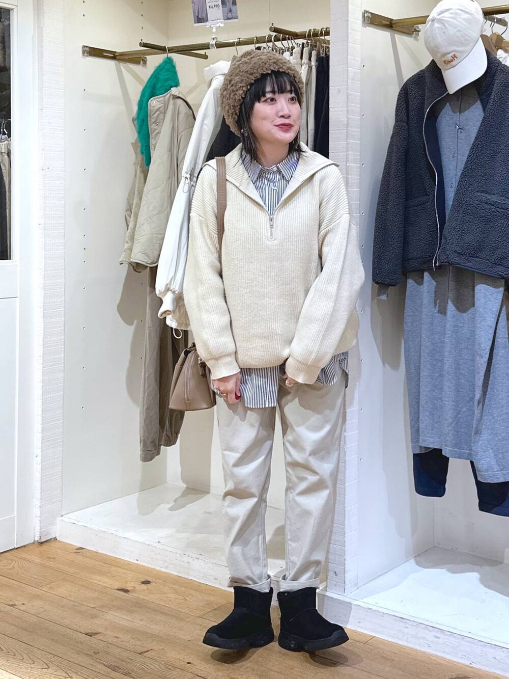 グレー系のその他パンツ、ブラック系のブーツ、グレー系のショルダーバッグを着用したレディースの冬コーディネートの2枚目の写真