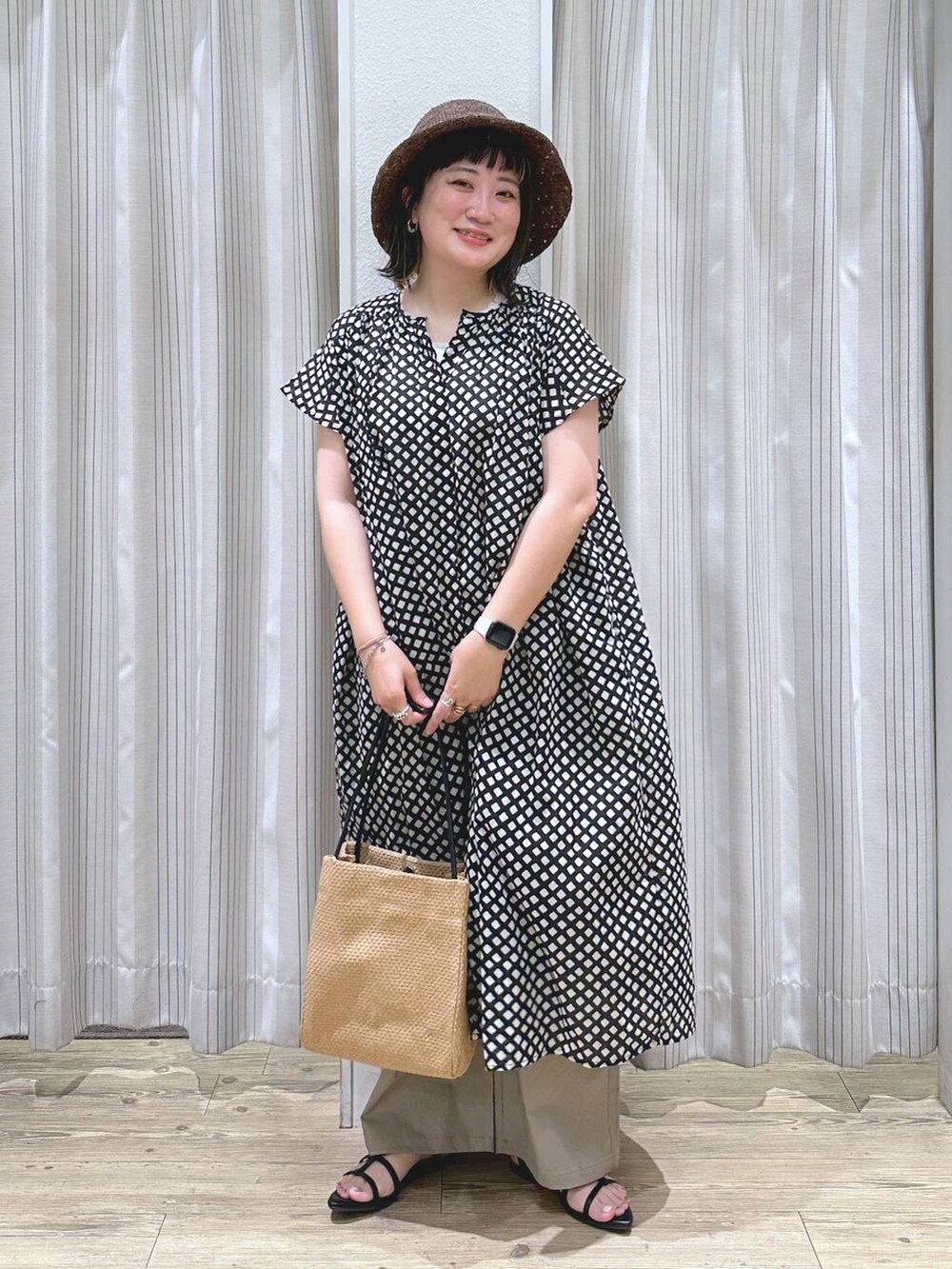 「ワイドパンツ、接触冷感、サマーセール、セールおすすめコーデ_studio CLIP、サンダルコーデ_studio CLIP、ワンピース、シャツワンピース、natural by clip_studio CLIP、旅行、studio CLIP、ウエストゴム、カジュアル、ベーシック/シンプル、体型カバー、休日コーデ」｜「studio CLIPの【接触冷感/ストレッチ】コットンリネンひんやりタックワイドパンツ[プチ・プラスサイズあり]（その他パンツ、ブラウン系）」を使った、haru.さん（レディース・160cm）の夏コーディネートの5枚目の写真