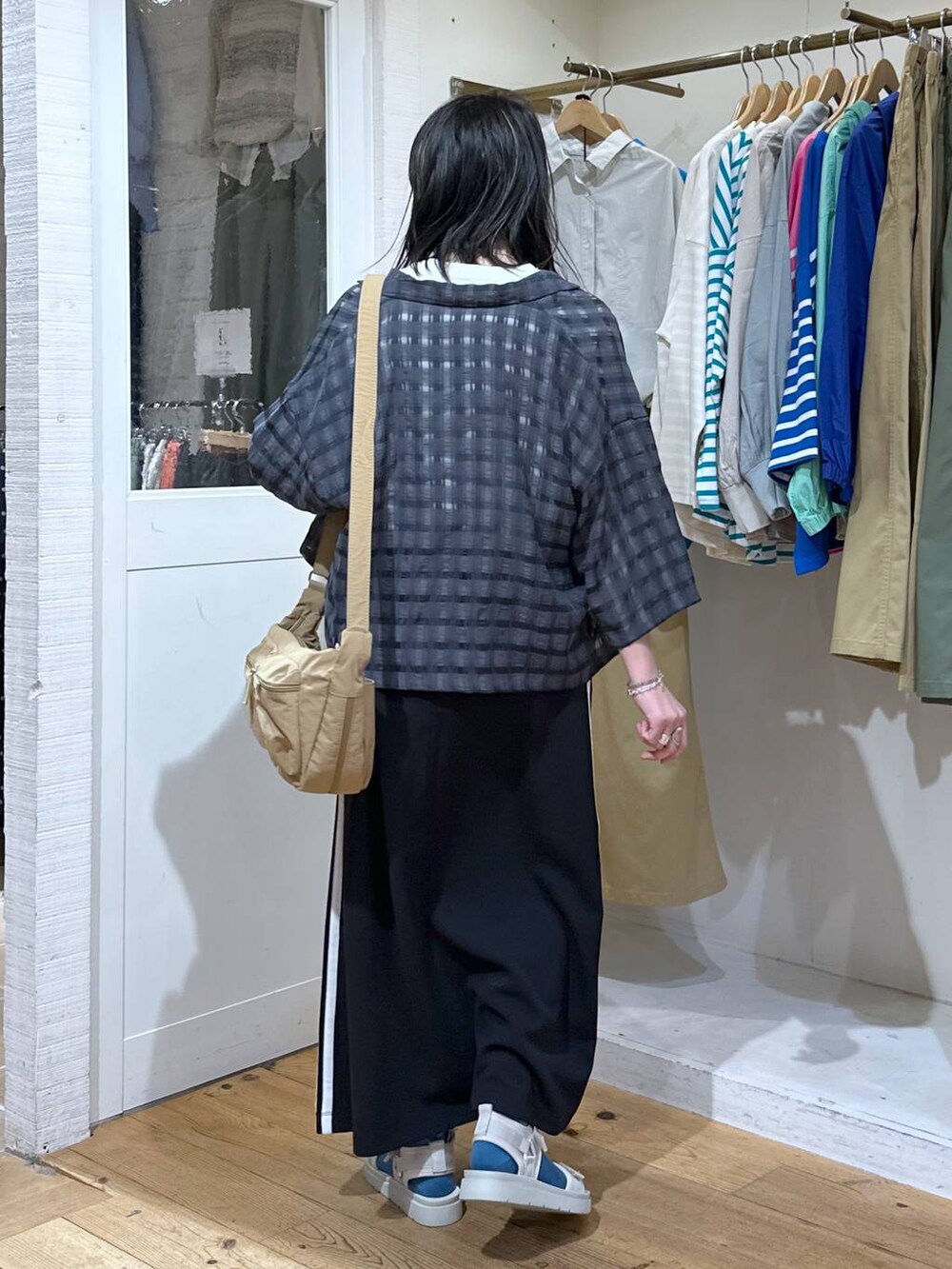 「カジュアル、ベーシック/シンプル、体型カバー、休日コーデ、ママコーデ、楽ちんコーデ、春コーデ、クリップスタッフ_studio CLIP、旅行、studio CLIP、着痩せ・細見え、シンプルコーデ、シャツ、シアートップス、Tシャツ」｜「LOWRYS FARMのステンレス１Ｐリング　180651（リング、イエロー系）」を使った、haru.さん（レディース・160cm）の春コーディネートの6枚目の写真