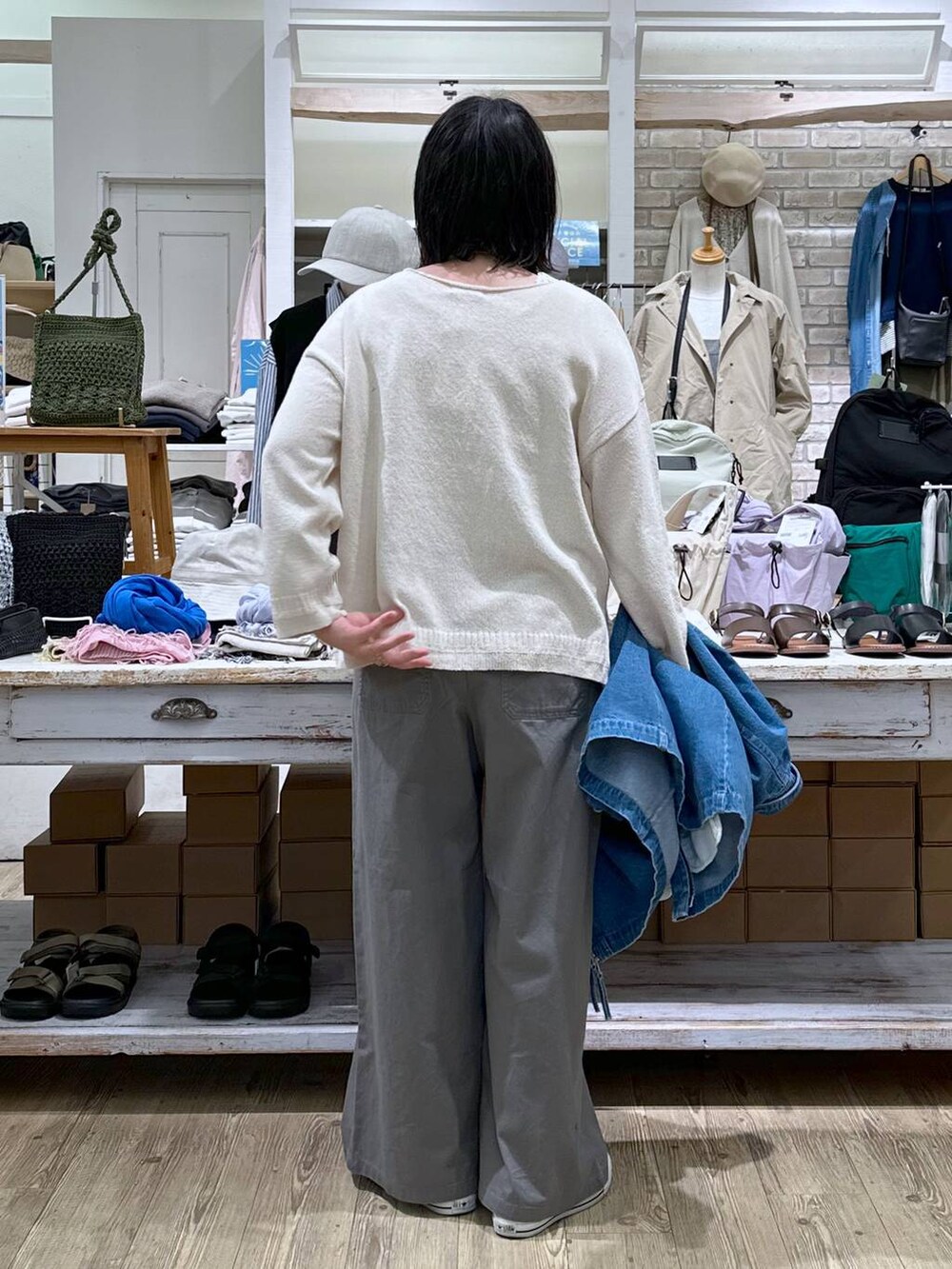 「ウエストゴム、studio CLIP、カジュアル、ベーシック/シンプル、体型カバー、休日コーデ、ママコーデ、楽ちんコーデ、春コーデ、クリップスタッフ_studio CLIP、ラフ、旅行、ワイドパンツ、ニット、ウォッシャブル」|「JEANASISのデニムBIGZIPシャツジャケット/106324(カバーオール、ブルー系)」を使った、haru.さん(レディース・160cm)の春コーディネートの6枚目の写真