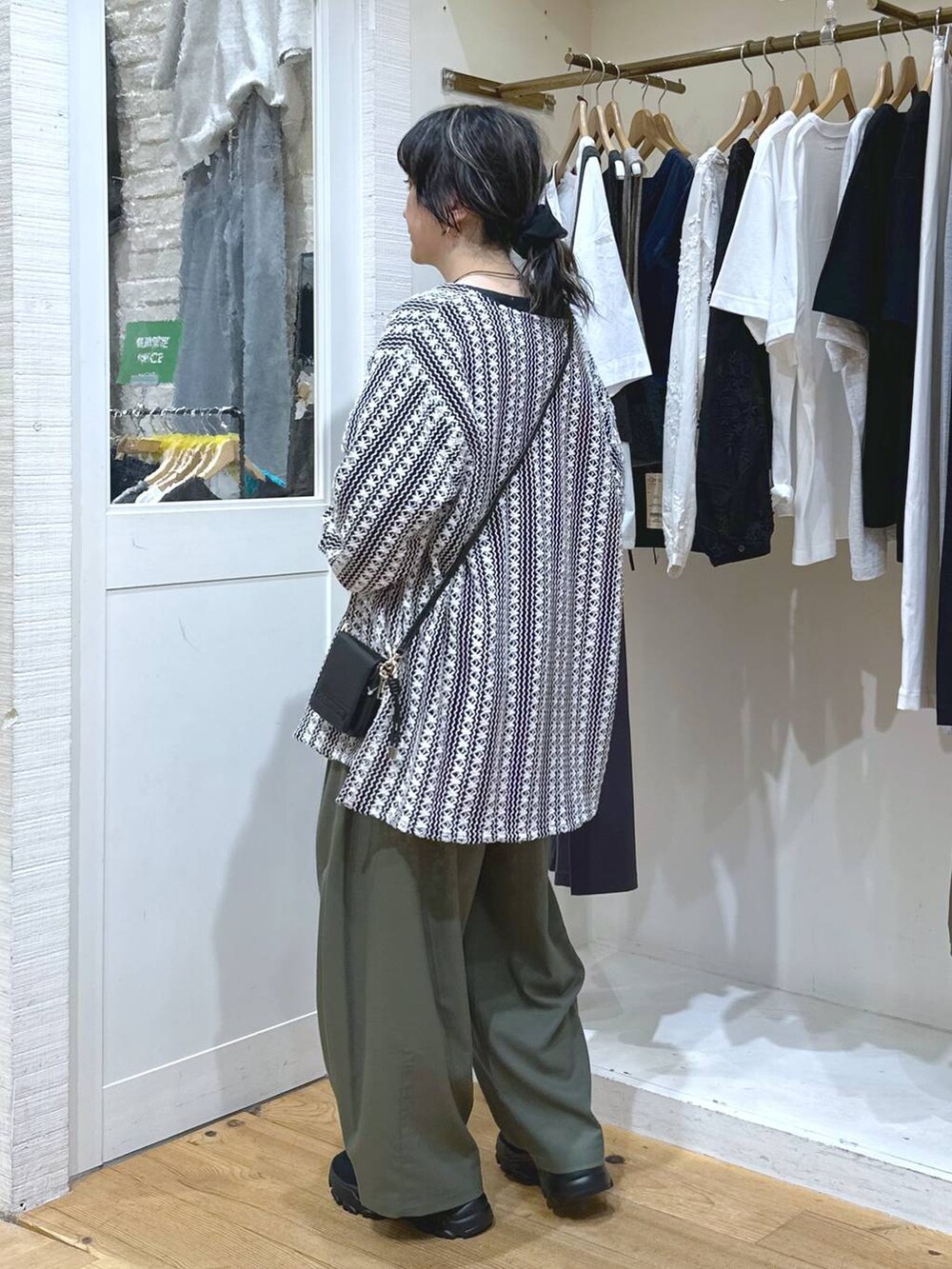 グリーン系のその他パンツ、ブラック系のサンダル、その他のシャツ/ブラウスを着用したレディースの秋コーディネートの7枚目の写真