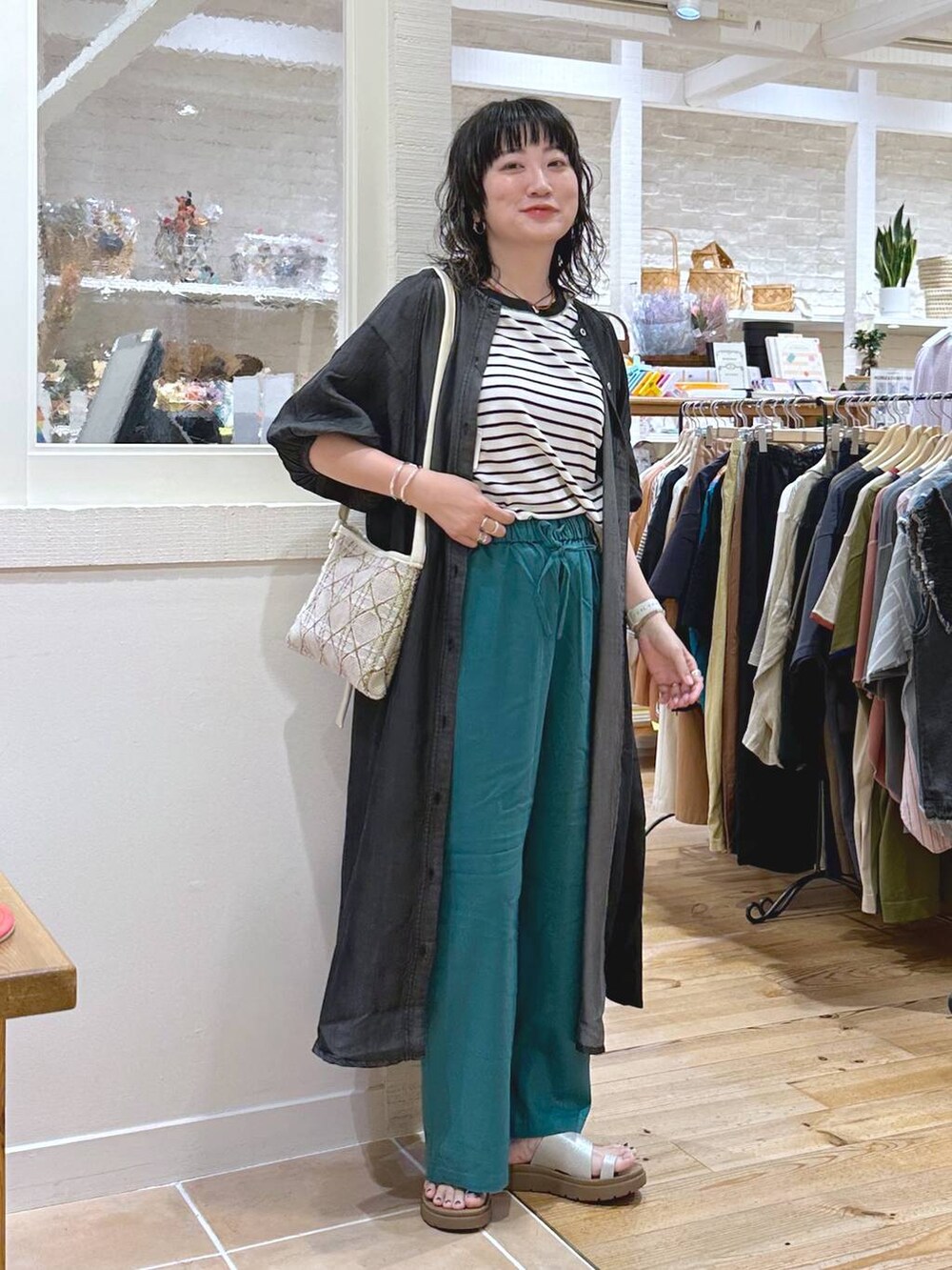 「シンプルコーデ、カジュアル、ベーシック/シンプル、体型カバー、休日コーデ、ママコーデ、楽ちんコーデ、クリップスタッフ_studio CLIP、旅行、studio CLIP、着痩せ・細見え、デニムワンピース、ワンピース、シャツワンピース、Tシャツ」|「studio CLIPのワンマイルジャガードショルダーバッグ(ショルダーバッグ、グリーン系)」を使った、haru.さん(レディース・160cm)の夏コーディネートの2枚目の写真