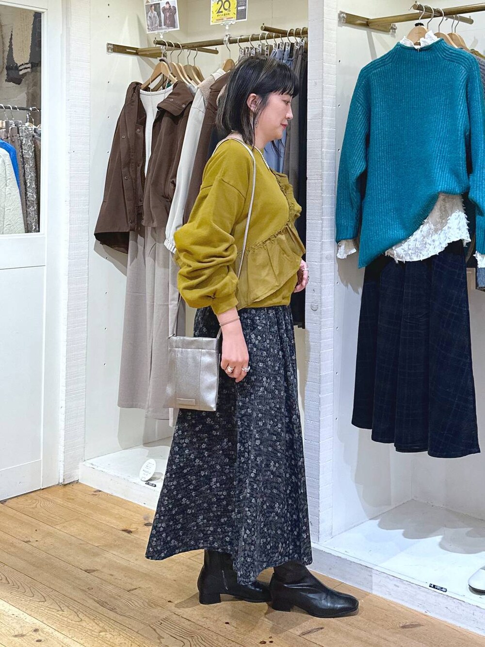 「旅行、studio CLIP、カジュアル、ベーシック/シンプル、体型カバー、休日コーデ、ママコーデ、楽ちんコーデ、秋コーデ、クリップスタッフ_studio CLIP、ラフ、ウエストゴム、スウェット、アウター、コート」｜「studio CLIPのサーキュラースカーチョ[プチ・プラスサイズあり]（その他パンツ、その他）」を使った、haru.さん（レディース・160cm）の秋コーディネートの3枚目の写真