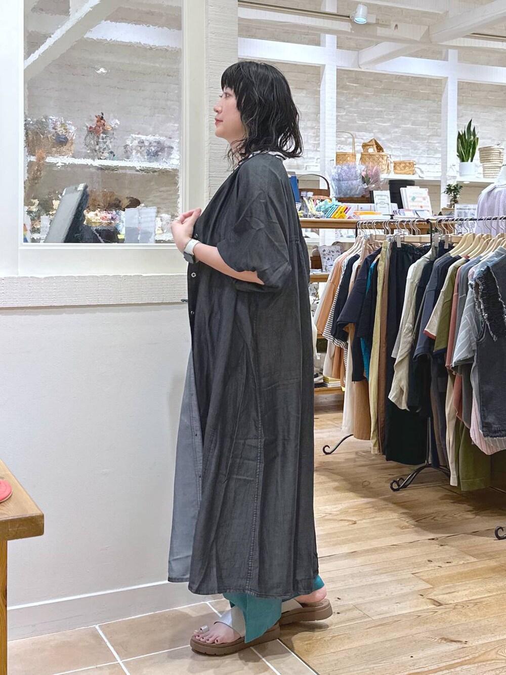 「シンプルコーデ、カジュアル、ベーシック/シンプル、体型カバー、休日コーデ、ママコーデ、楽ちんコーデ、クリップスタッフ_studio CLIP、旅行、studio CLIP、着痩せ・細見え、デニムワンピース、ワンピース、シャツワンピース、Tシャツ」|「studio CLIPのワンマイルジャガードショルダーバッグ(ショルダーバッグ、グリーン系)」を使った、haru.さん(レディース・160cm)の夏コーディネートの6枚目の写真