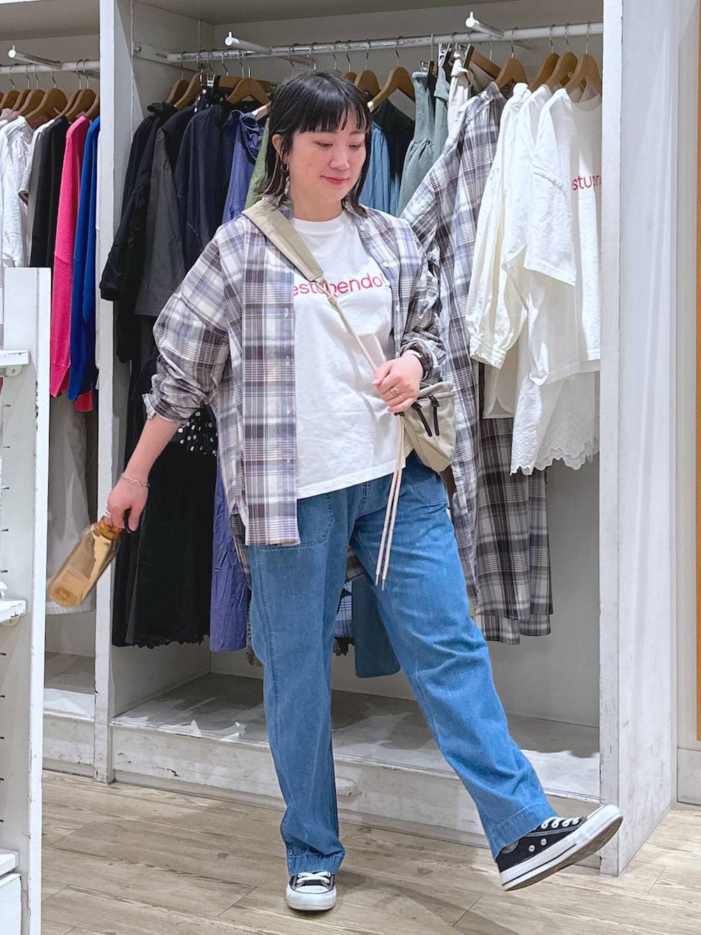 ベージュ系のショルダーバッグ、その他のTシャツ/カットソー、ブラウン系のタンクトップを着用したレディースの春コーディネートの2枚目の写真