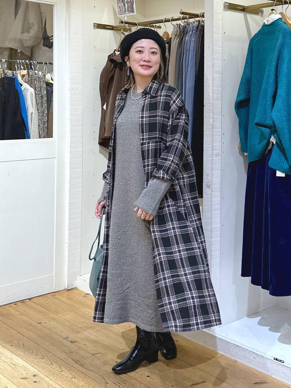 「ニット、ワンピース、シャツワンピース、チェック、ブーツ、冬コーデ、ベレー帽、ショルダーバッグ、カジュアル、ベーシック/シンプル、体型カバー、休日コーデ、ママコーデ、楽ちんコーデ、秋コーデ」｜「studio CLIPのアソートライトロンT[プラスサイズあり]（Tシャツ/カットソー、ホワイト系）」を使った、haru.さん（レディース・160cm）の秋コーディネートの2枚目の写真