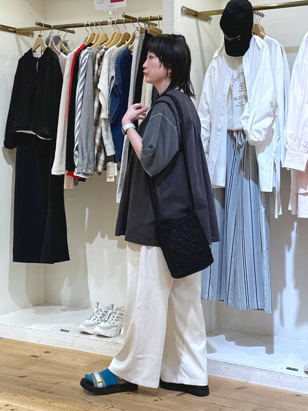 「カジュアル、ベーシック/シンプル、体型カバー、休日コーデ、ママコーデ、楽ちんコーデ、春コーデ、クリップスタッフ_studio CLIP、旅行、studio CLIP、着痩せ・細見え、シンプルコーデ、スタッフコラボ_studio CLIP、ベスト、ミリタリー」|「LOWRYS FARMのステンレス1Pリング 180651(リング、イエロー系)」を使った、haru.さん(レディース・160cm)の春コーディネートの3枚目の写真