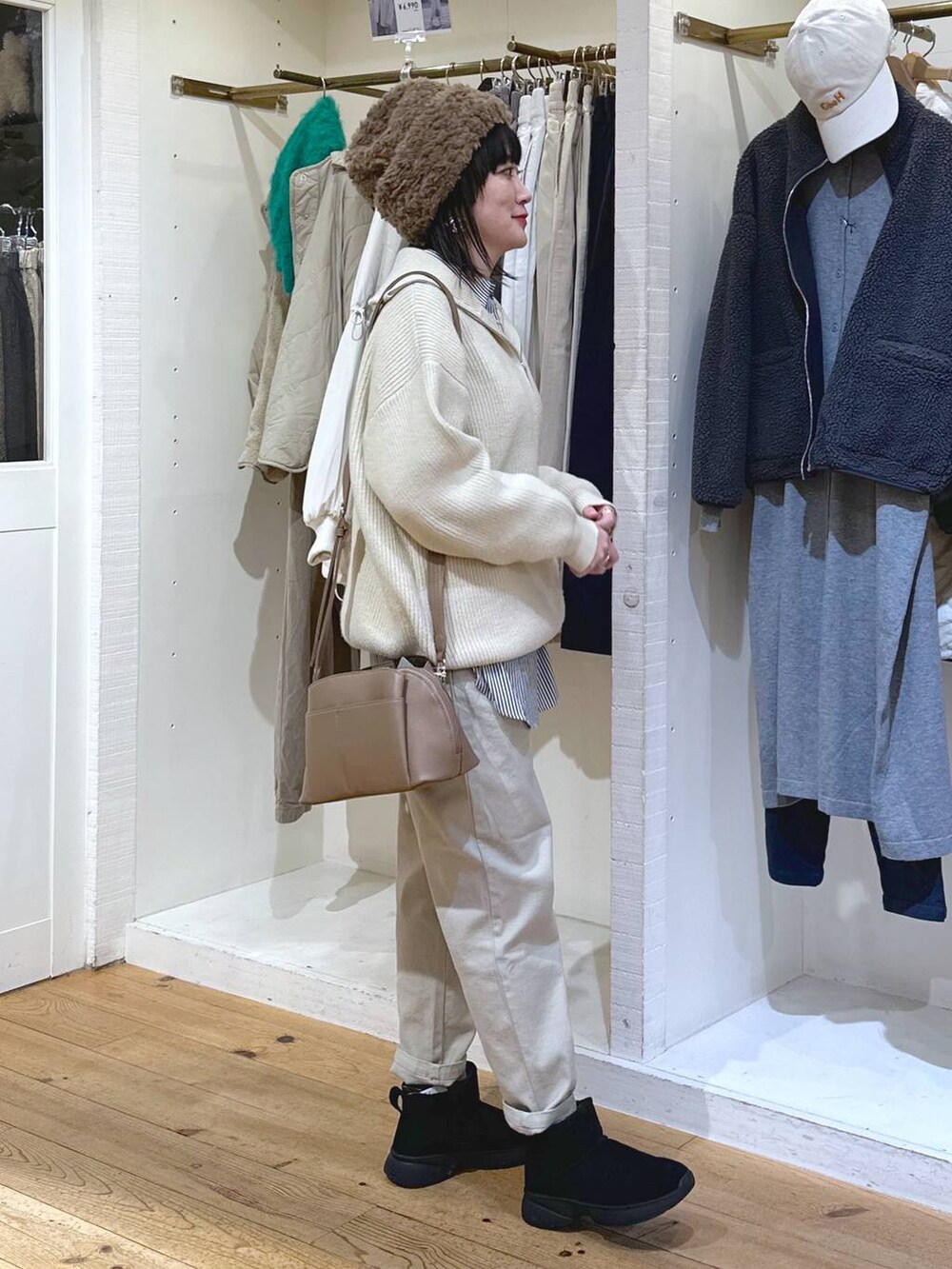 グレー系のその他パンツ、ブラック系のブーツ、グレー系のショルダーバッグを着用したレディースの冬コーディネートの3枚目の写真