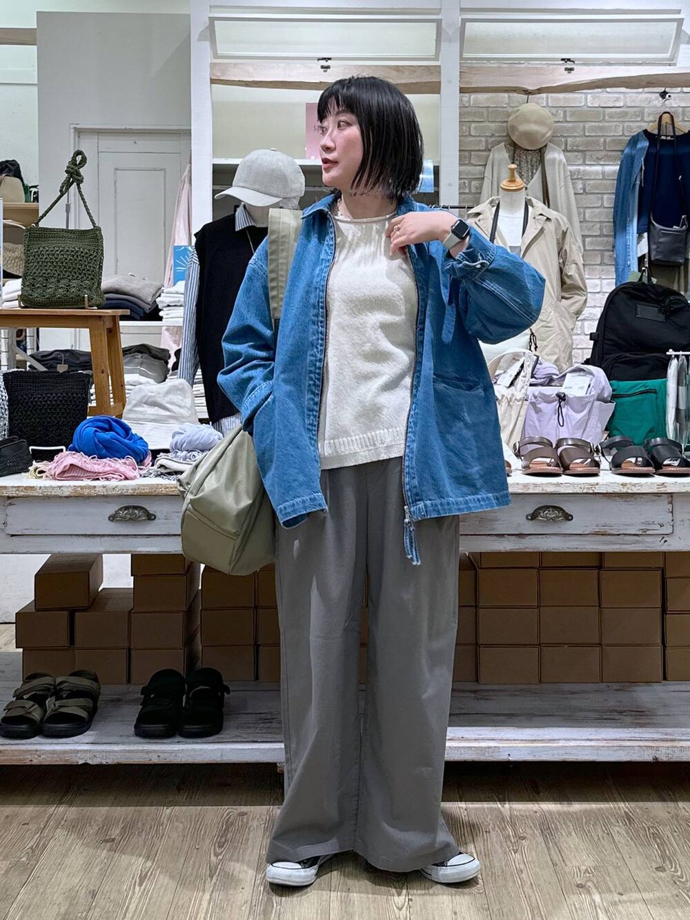 「ウエストゴム、studio CLIP、カジュアル、ベーシック/シンプル、体型カバー、休日コーデ、ママコーデ、楽ちんコーデ、春コーデ、クリップスタッフ_studio CLIP、ラフ、旅行、ワイドパンツ、ニット、ウォッシャブル」|「JEANASISのデニムBIGZIPシャツジャケット/106324(カバーオール、ブルー系)」を使った、haru.さん(レディース・160cm)の春コーディネートの2枚目の写真