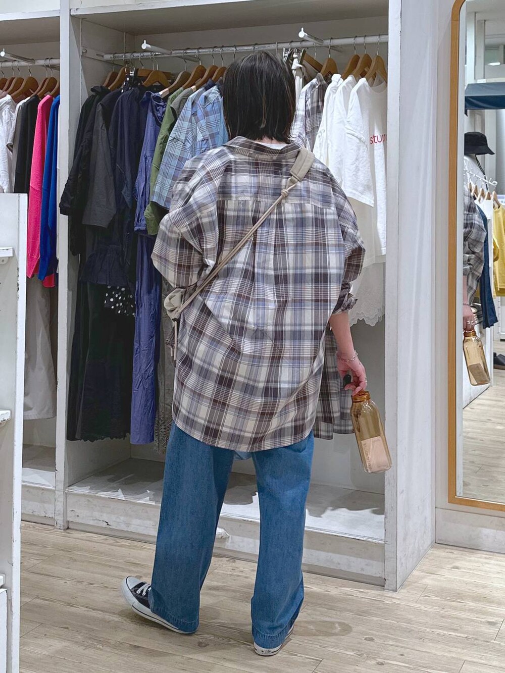 ベージュ系のショルダーバッグ、その他のTシャツ/カットソー、ブラウン系のタンクトップを着用したレディースの春コーディネートの4枚目の写真