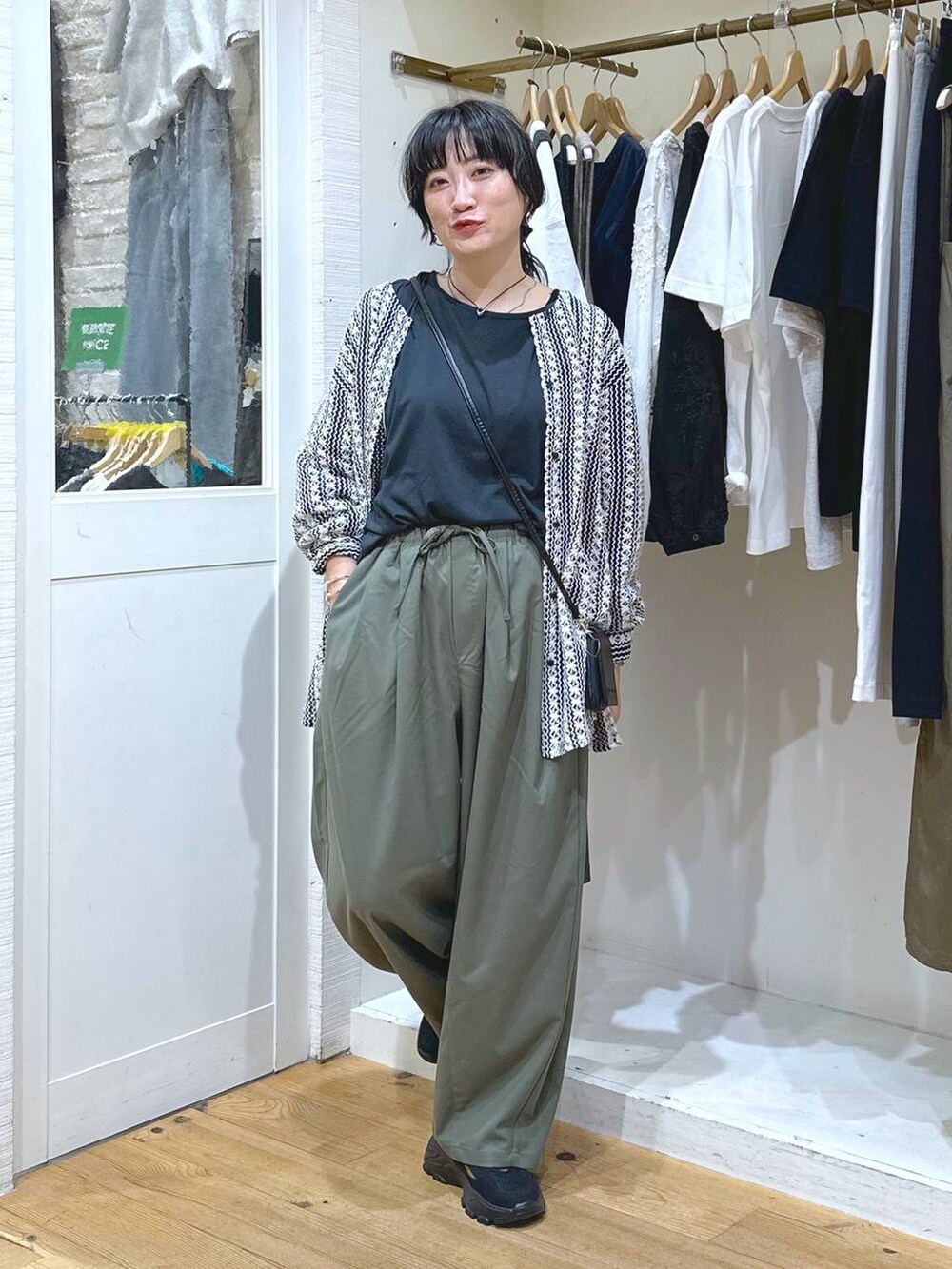 グリーン系のその他パンツ、ブラック系のサンダル、その他のシャツ/ブラウスを着用したレディースの秋コーディネートの2枚目の写真