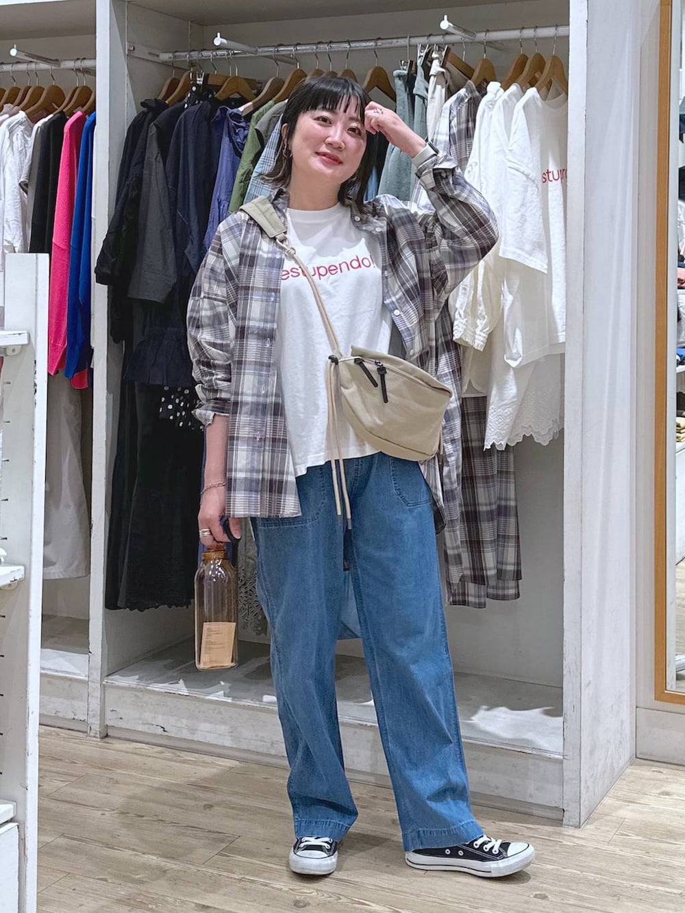 ベージュ系のショルダーバッグ、その他のTシャツ/カットソー、ブラウン系のタンクトップを着用したレディースの春コーディネートの6枚目の写真