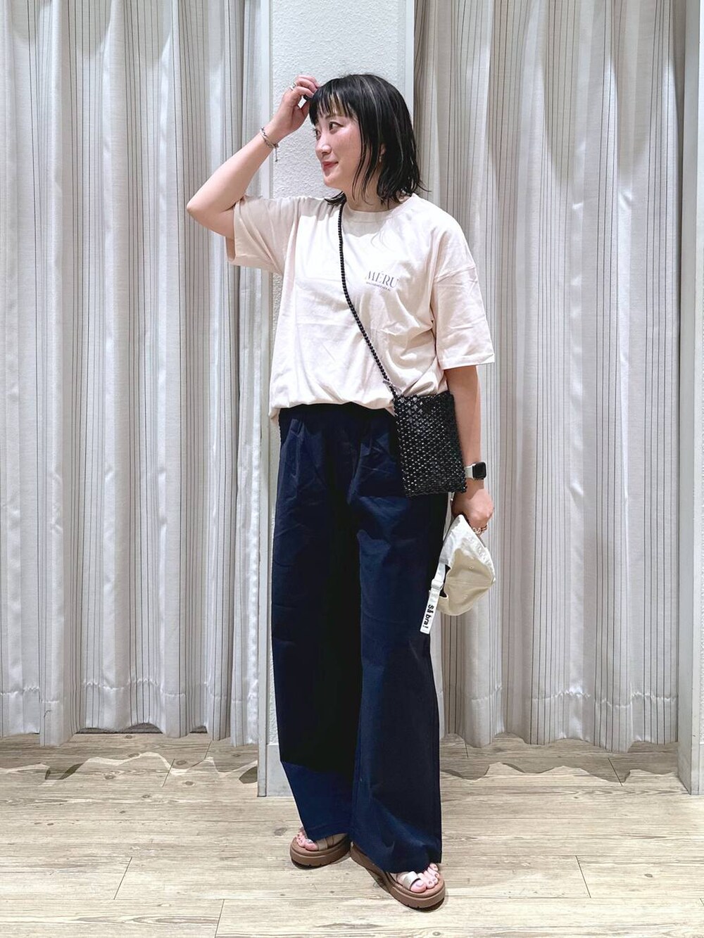 「接触冷感、ひんやりシリーズ_studio CLIP、ワイドパンツ、Tシャツ、サンダル、サンダルコーデ_studio CLIP、カジュアル、ベーシック/シンプル、体型カバー、休日コーデ、ママコーデ、楽ちんコーデ、夏コーデ、クリップスタッフ_studio CLIP、ラフ」｜「studio CLIPの【接触冷感/ストレッチ】コットンリネンひんやりタックワイドパンツ[プチ・プラスサイズあり]（その他パンツ、ブルー系）」を使った、haru.さん（レディース・160cm）の夏コーディネートの5枚目の写真