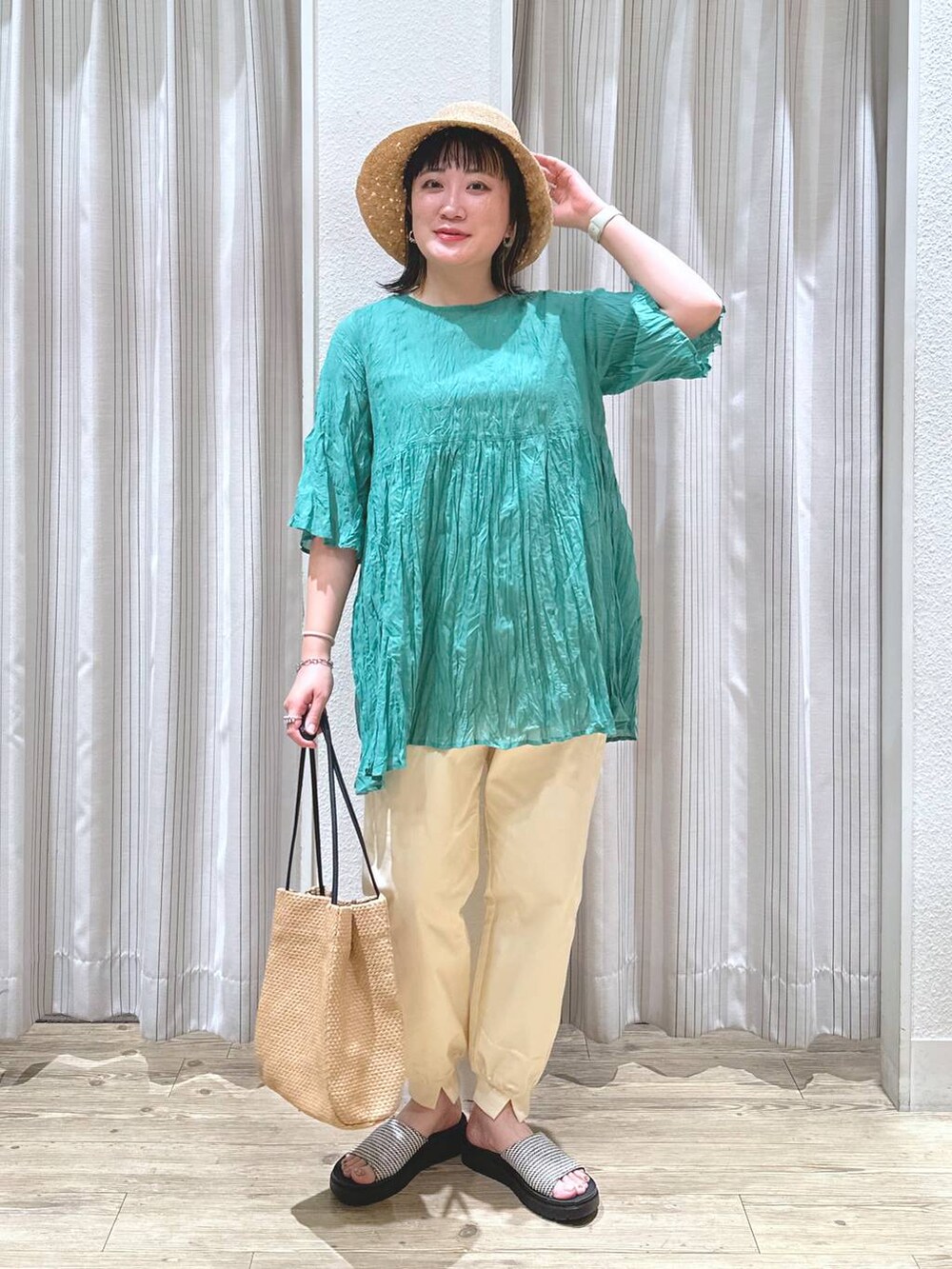 「ママコーデ、楽ちんコーデ、夏コーデ、クリップスタッフ_studio CLIP、旅行、studio CLIP、ウエストゴム、テーパードパンツ、ブラウス、リネン・透けアイテム、ワンピース、サンダル、サンダルコーデ_studio CLIP、セールコーデ、セールおすすめコーデ_studio CLIP」｜「studio CLIPの2WAYレースタンクトップ[プチ・プラスサイズあり]（タンクトップ、グレー系）」を使った、haru.さん（レディース・160cm）の夏コーディネートの2枚目の写真
