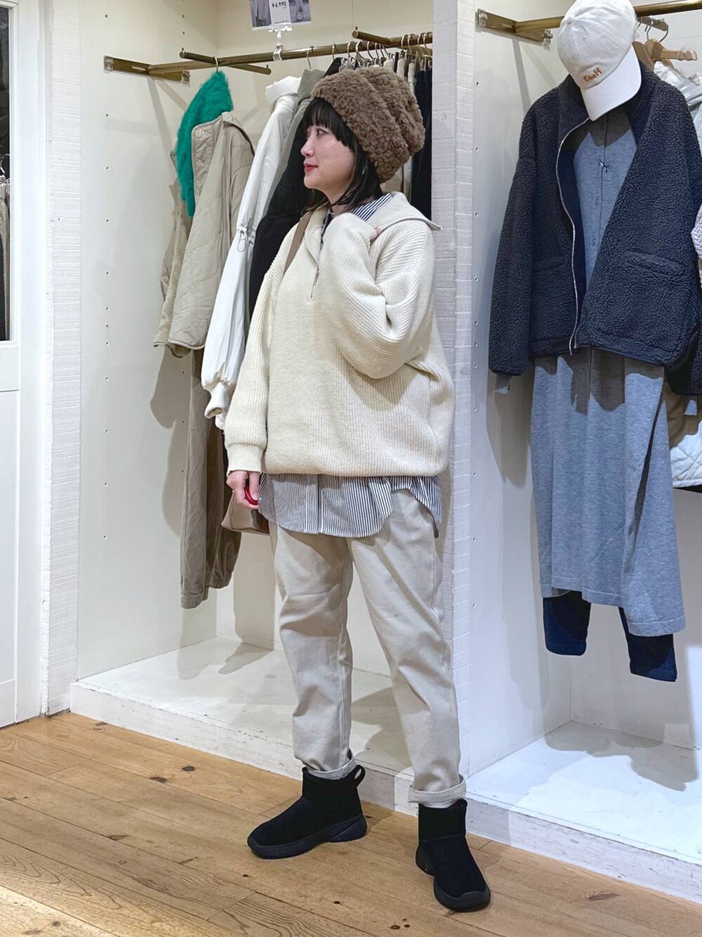 グレー系のその他パンツ、ブラック系のブーツ、グレー系のショルダーバッグを着用したレディースの冬コーディネートの6枚目の写真