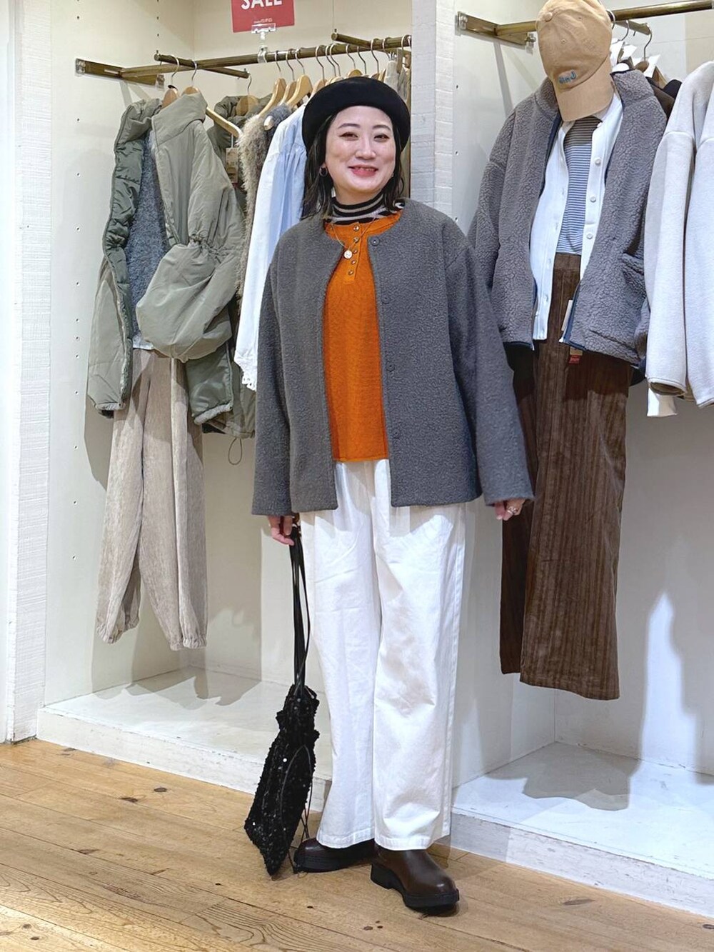 「カジュアル、ベーシック/シンプル、体型カバー、休日コーデ、ママコーデ、楽ちんコーデ、冬コーデ、クリップスタッフ_studio CLIP、ラフ、旅行、studio CLIP、ウエストゴム、ワイドパンツ、セールコーデ、セールおすすめコーデ_studio CLIP」|「studio CLIPの【3シーズンシリーズ】12ゲージワッフルWフロントプルオーバー(ニット/セーター、オレンジ系)」を使った、haru.さん(レディース・160cm)の冬コーディネートの2枚目の写真