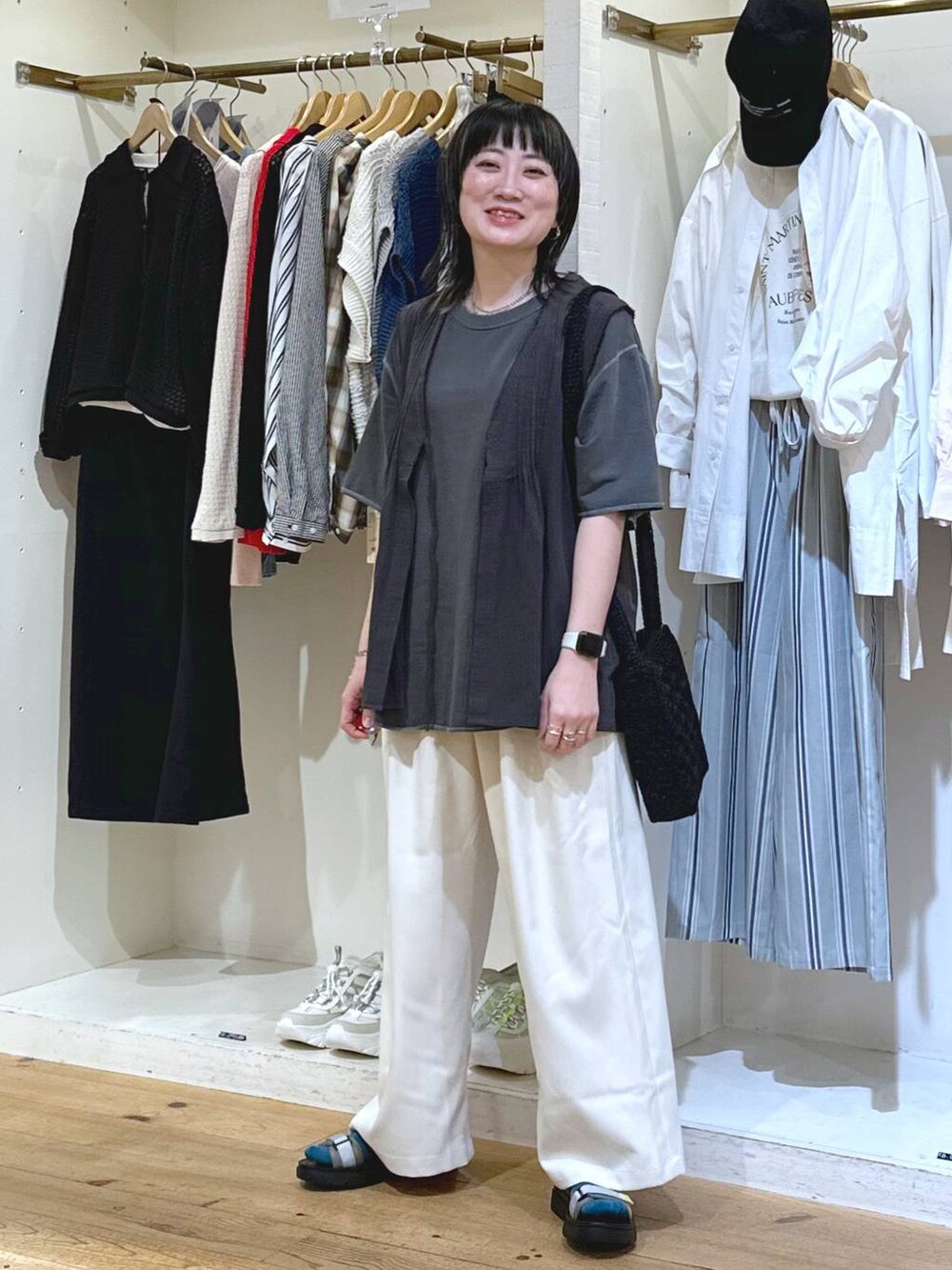 「カジュアル、ベーシック/シンプル、体型カバー、休日コーデ、ママコーデ、楽ちんコーデ、春コーデ、クリップスタッフ_studio CLIP、旅行、studio CLIP、着痩せ・細見え、シンプルコーデ、スタッフコラボ_studio CLIP、ベスト、ミリタリー」|「LOWRYS FARMのステンレス1Pリング 180651(リング、イエロー系)」を使った、haru.さん(レディース・160cm)の春コーディネートの2枚目の写真