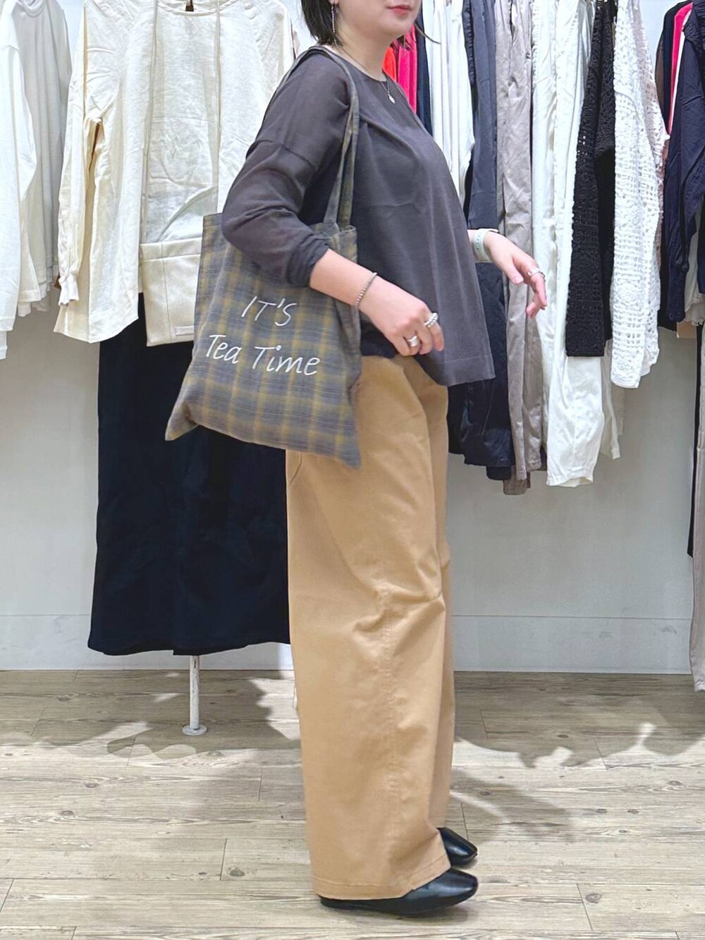 ベージュ系のチノパンツ、ブルー系のノーカラージャケット、ブラウン系のタンクトップを着用したレディースの秋コーディネートの7枚目の写真