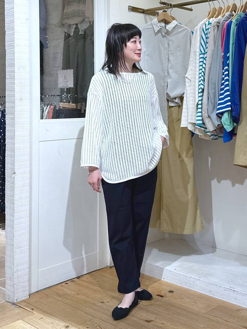 「カジュアル、ベーシック/シンプル、体型カバー、休日コーデ、ママコーデ、楽ちんコーデ、春コーデ、クリップスタッフ_studio CLIP、旅行、studio CLIP、着痩せ・細見え、シンプルコーデ、ワンピース、ロンT、テーパードパンツ」|「LOWRYS FARMのステンレス1Pリング 180651(リング、イエロー系)」を使った、haru.さん(レディース・160cm)の春コーディネートの7枚目の写真