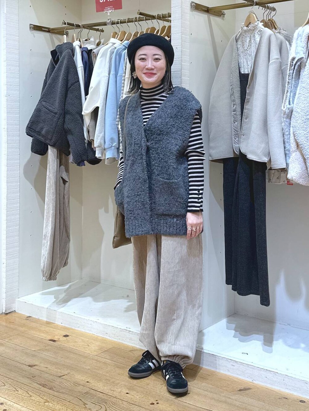 「ニット、3シーズンニット_studio CLIP、ベスト、アウター、クリップアウター_studioCLIP、ワイドパンツ、スニーカー、ショルダーバッグ、カジュアル、ベーシック/シンプル、体型カバー、休日コーデ、ママコーデ、楽ちんコーデ、冬コーデ」|「adidasの【HEREIAM】adidas(アディダス)/SAMBA OG(スニーカー、ブラック系)」を使った、haru.さん(レディース・160cm)の冬コーディネートの6枚目の写真