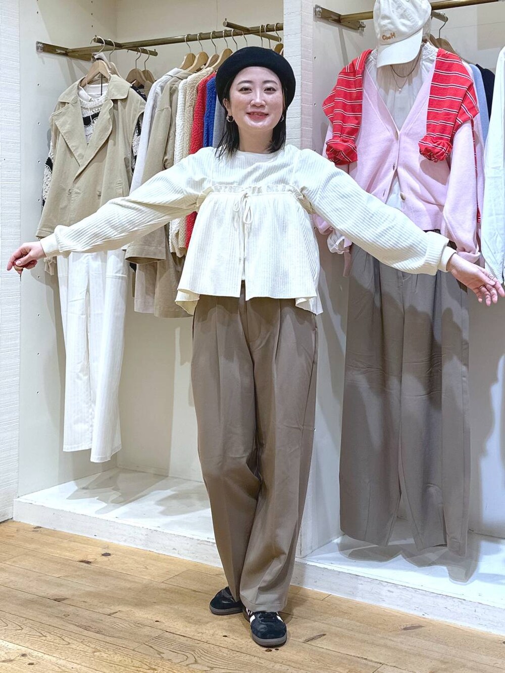 「カジュアル、ベーシック/シンプル、体型カバー、休日コーデ、ママコーデ、楽ちんコーデ、春コーデ、クリップスタッフ_studio CLIP、旅行、studio CLIP、着痩せ・細見え、シンプルコーデ、デニムジャケット、クリップデニム_studio CLIP、みんなのリクエストパンツ_studioCLIP」｜「adidasの【HEREIAM】adidas(アディダス)／SAMBA OG（スニーカー、ブラック系）」を使った、haru.さん（レディース・160cm）の冬コーディネートの2枚目の写真