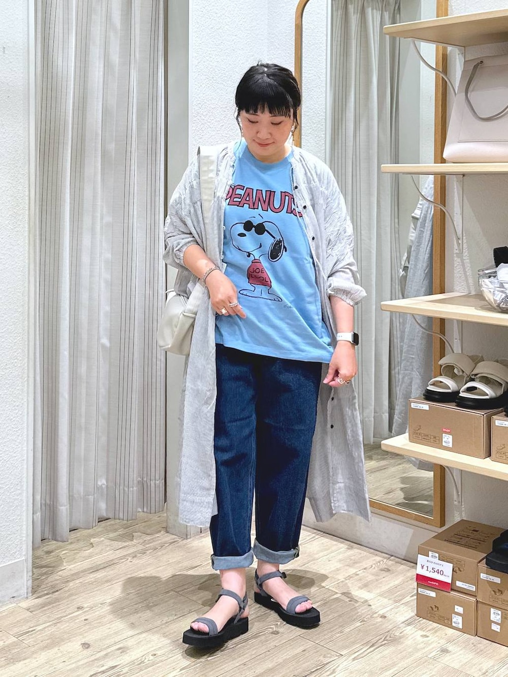 ブラック系のワンピース、ベージュ系のショルダーバッグ、グレー系のサンダルを着用したレディースの夏コーディネートの3枚目の写真