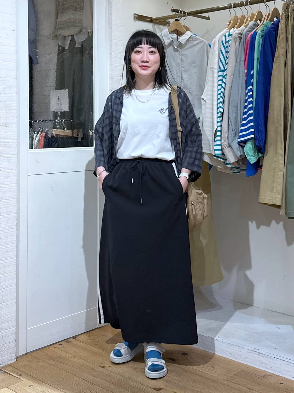 「カジュアル、ベーシック/シンプル、体型カバー、休日コーデ、ママコーデ、楽ちんコーデ、春コーデ、クリップスタッフ_studio CLIP、旅行、studio CLIP、着痩せ・細見え、シンプルコーデ、シャツ、シアートップス、Tシャツ」｜「LOWRYS FARMのステンレス１Ｐリング　180651（リング、イエロー系）」を使った、haru.さん（レディース・160cm）の春コーディネートの2枚目の写真