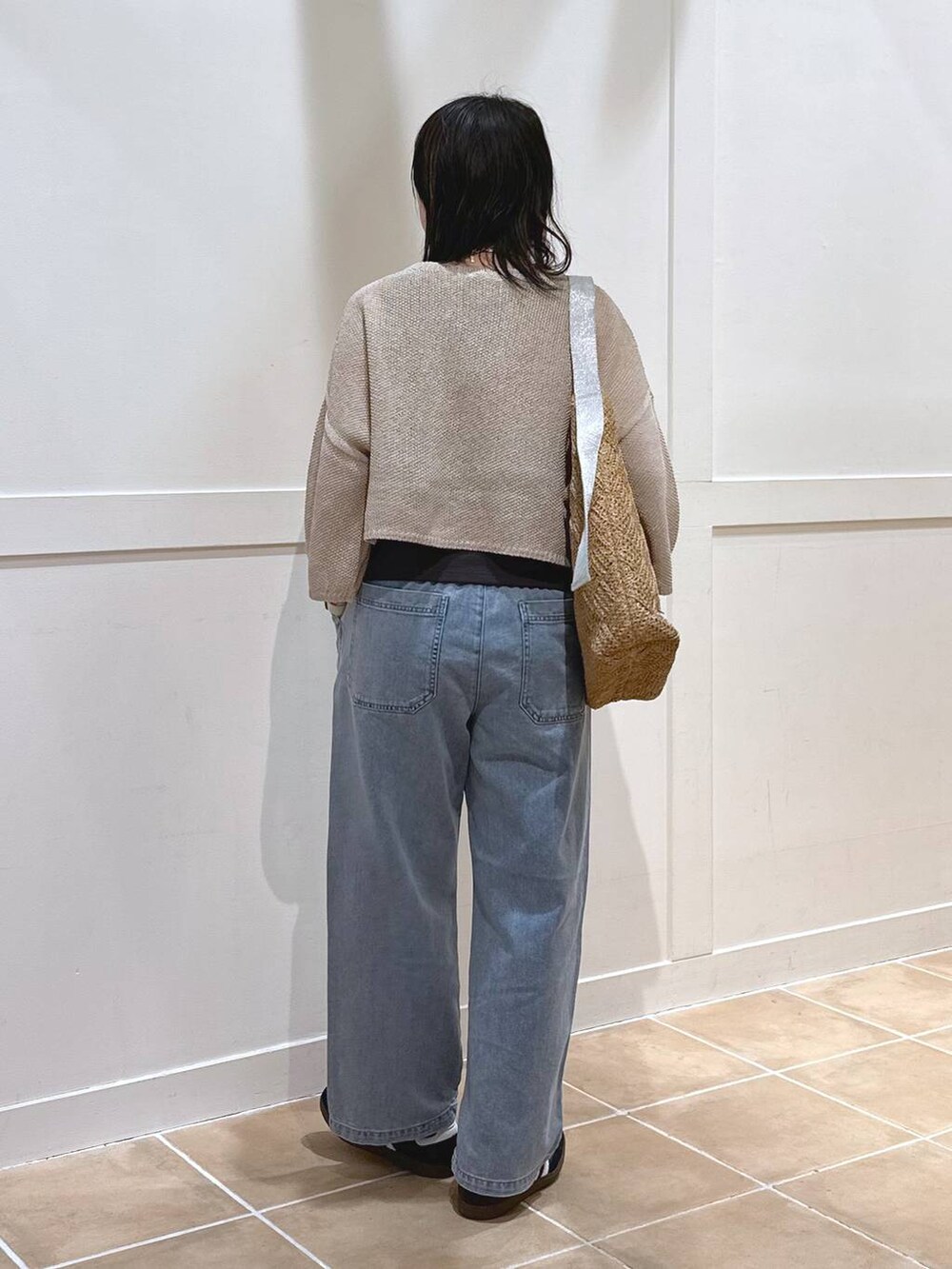 「カジュアル、ベーシック/シンプル、体型カバー、休日コーデ、ママコーデ、楽ちんコーデ、春コーデ、クリップスタッフ_studio CLIP、旅行、studio CLIP、着痩せ・細見え、シンプルコーデ、ニット、Tシャツ、デニムパンツ」|「adidasの【HEREIAM】adidas(アディダス)/SAMBA OG(スニーカー、ブラック系)」を使った、haru.さん(レディース・160cm)の春コーディネートの3枚目の写真