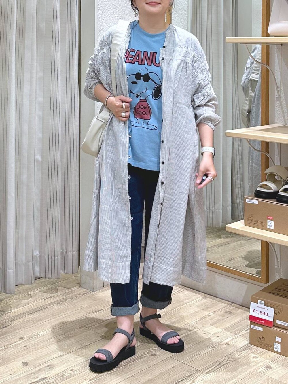 ブラック系のワンピース、ベージュ系のショルダーバッグ、グレー系のサンダルを着用したレディースの夏コーディネートの8枚目の写真