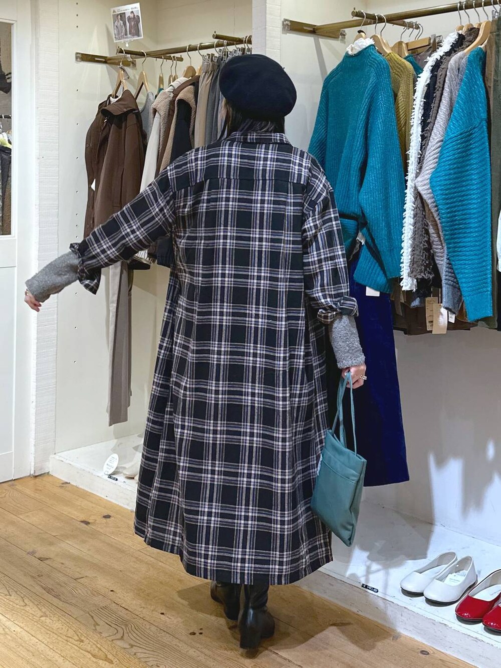 「ニット、ワンピース、シャツワンピース、チェック、ブーツ、冬コーデ、ベレー帽、ショルダーバッグ、カジュアル、ベーシック/シンプル、体型カバー、休日コーデ、ママコーデ、楽ちんコーデ、秋コーデ」｜「studio CLIPのアソートライトロンT[プラスサイズあり]（Tシャツ/カットソー、ホワイト系）」を使った、haru.さん（レディース・160cm）の秋コーディネートの4枚目の写真