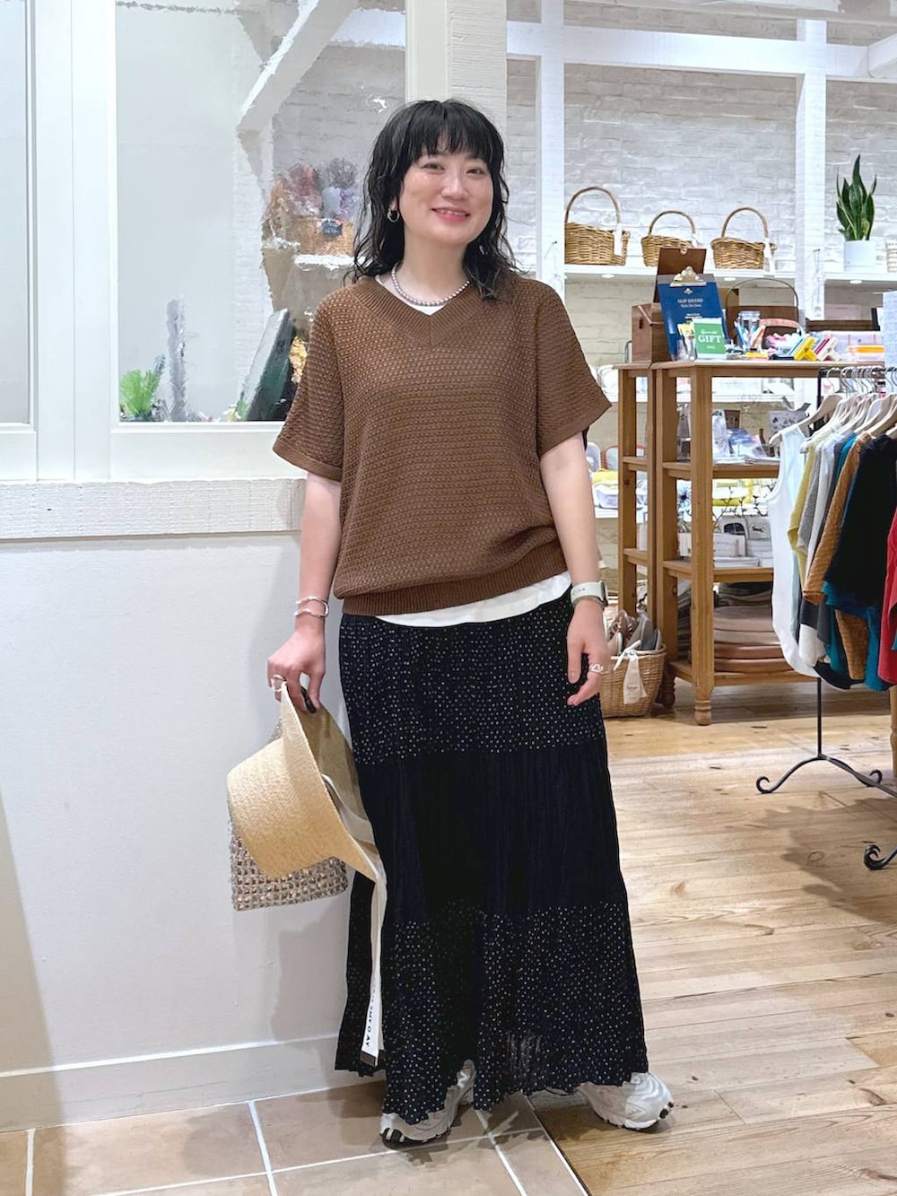 「カジュアル、ベーシック/シンプル、体型カバー、休日コーデ、ママコーデ、楽ちんコーデ、クリップスタッフ_studio CLIP、旅行、studio CLIP、着痩せ・細見え、シンプルコーデ、ベスト、スカート、ロングスカート、スニーカー」｜「LOWRYS FARMのステンレス１Ｐリング　180651（リング、イエロー系）」を使った、haru.さん（レディース・160cm）の夏コーディネートの2枚目の写真