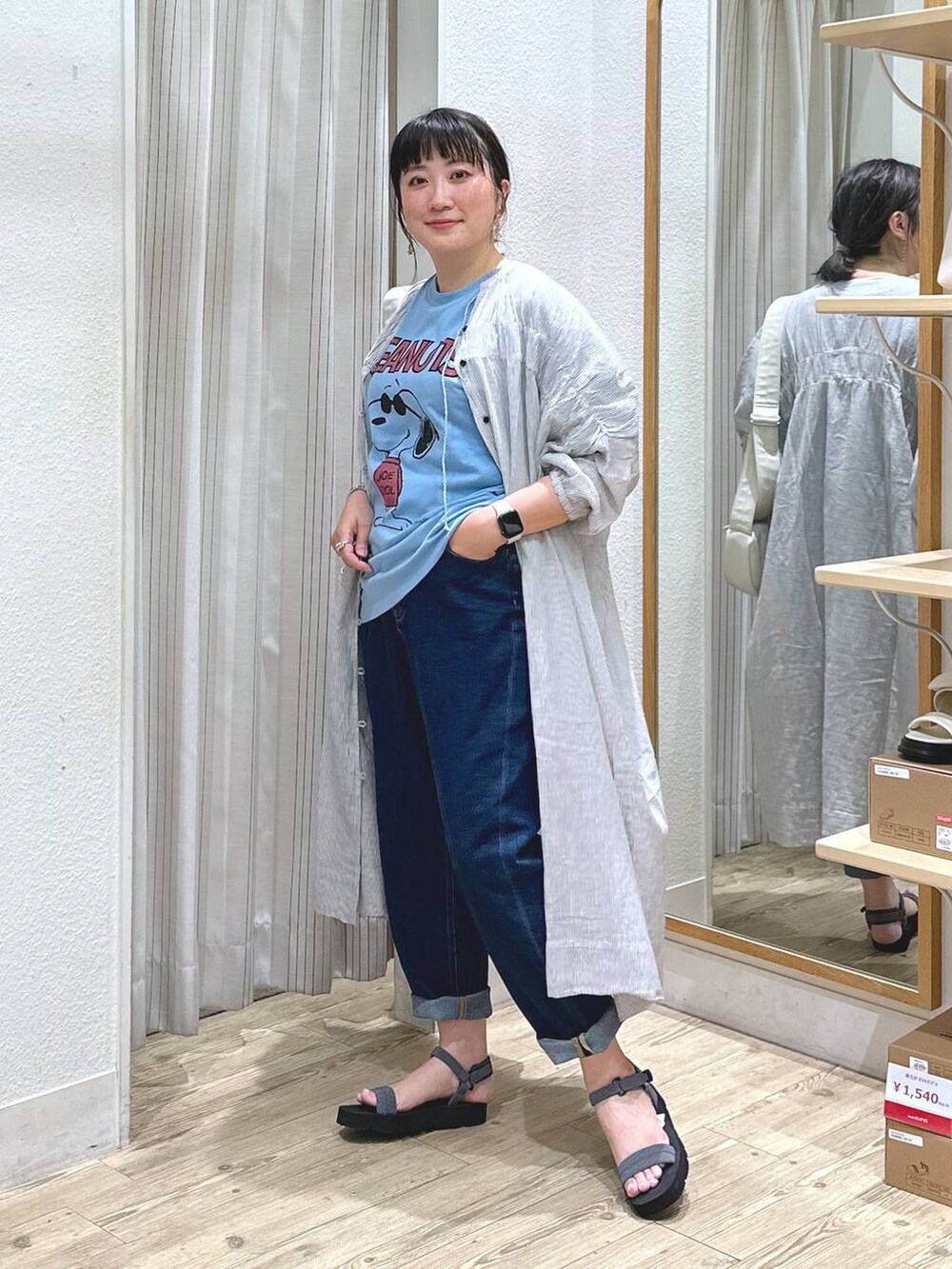 ブラック系のワンピース、ベージュ系のショルダーバッグ、グレー系のサンダルを着用したレディースの夏コーディネートの7枚目の写真