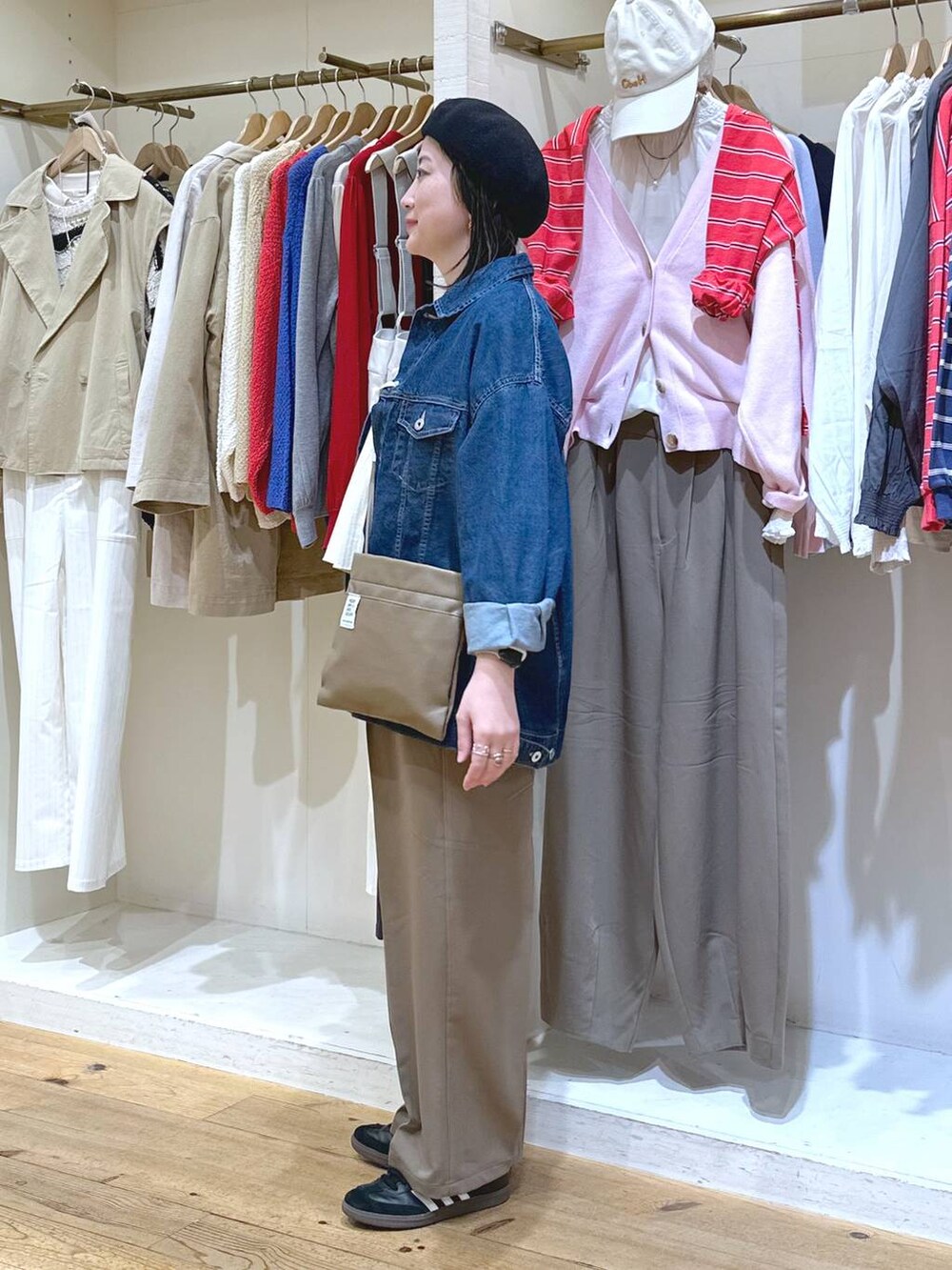 「カジュアル、ベーシック/シンプル、体型カバー、休日コーデ、ママコーデ、楽ちんコーデ、春コーデ、クリップスタッフ_studio CLIP、旅行、studio CLIP、着痩せ・細見え、シンプルコーデ、デニムジャケット、クリップデニム_studio CLIP、みんなのリクエストパンツ_studioCLIP」｜「adidasの【HEREIAM】adidas(アディダス)／SAMBA OG（スニーカー、ブラック系）」を使った、haru.さん（レディース・160cm）の冬コーディネートの6枚目の写真