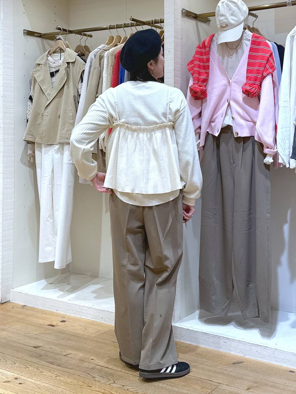 「カジュアル、ベーシック/シンプル、体型カバー、休日コーデ、ママコーデ、楽ちんコーデ、春コーデ、クリップスタッフ_studio CLIP、旅行、studio CLIP、着痩せ・細見え、シンプルコーデ、デニムジャケット、クリップデニム_studio CLIP、みんなのリクエストパンツ_studioCLIP」｜「adidasの【HEREIAM】adidas(アディダス)／SAMBA OG（スニーカー、ブラック系）」を使った、haru.さん（レディース・160cm）の冬コーディネートの3枚目の写真