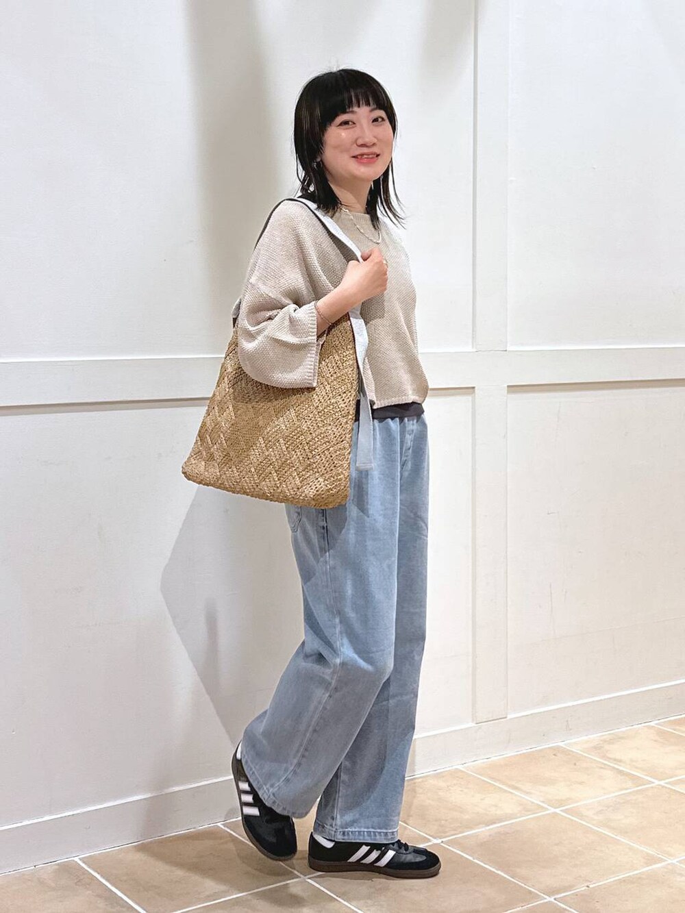 「カジュアル、ベーシック/シンプル、体型カバー、休日コーデ、ママコーデ、楽ちんコーデ、春コーデ、クリップスタッフ_studio CLIP、旅行、studio CLIP、着痩せ・細見え、シンプルコーデ、ニット、Tシャツ、デニムパンツ」|「adidasの【HEREIAM】adidas(アディダス)/SAMBA OG(スニーカー、ブラック系)」を使った、haru.さん(レディース・160cm)の春コーディネートの2枚目の写真