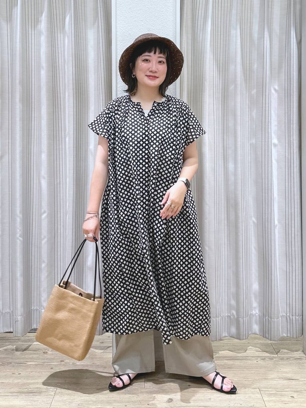 「ワイドパンツ、接触冷感、サマーセール、セールおすすめコーデ_studio CLIP、サンダルコーデ_studio CLIP、ワンピース、シャツワンピース、natural by clip_studio CLIP、旅行、studio CLIP、ウエストゴム、カジュアル、ベーシック/シンプル、体型カバー、休日コーデ」｜「studio CLIPの【接触冷感/ストレッチ】コットンリネンひんやりタックワイドパンツ[プチ・プラスサイズあり]（その他パンツ、ブラウン系）」を使った、haru.さん（レディース・160cm）の夏コーディネートの2枚目の写真