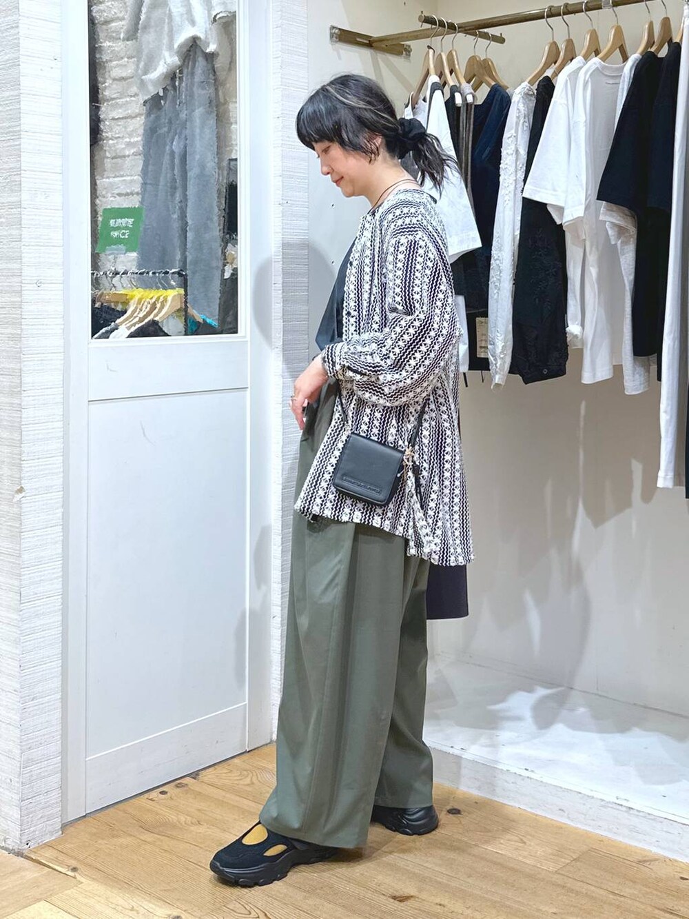 グリーン系のその他パンツ、ブラック系のサンダル、その他のシャツ/ブラウスを着用したレディースの秋コーディネートの8枚目の写真