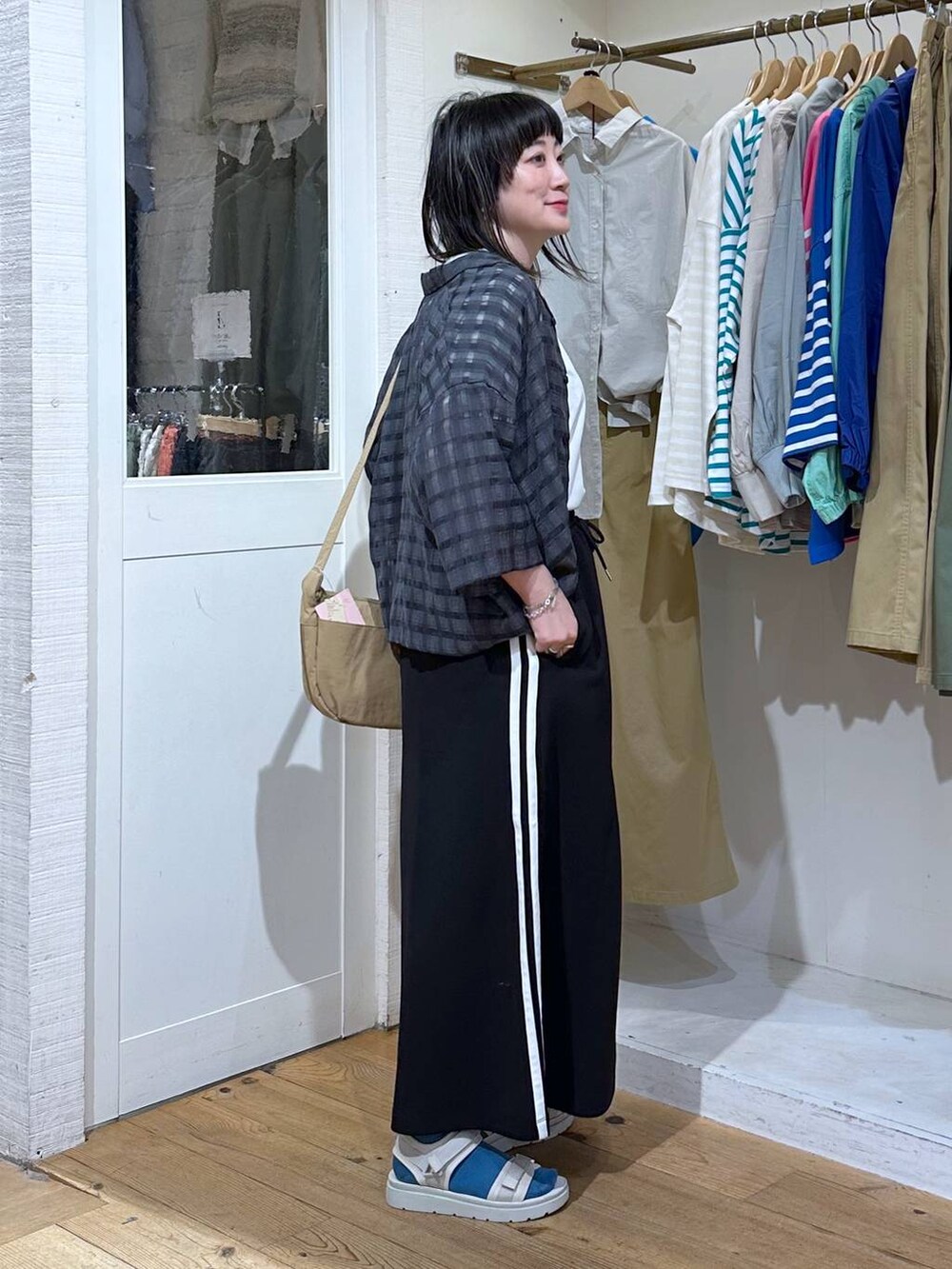 「カジュアル、ベーシック/シンプル、体型カバー、休日コーデ、ママコーデ、楽ちんコーデ、春コーデ、クリップスタッフ_studio CLIP、旅行、studio CLIP、着痩せ・細見え、シンプルコーデ、シャツ、シアートップス、Tシャツ」｜「LOWRYS FARMのステンレス１Ｐリング　180651（リング、イエロー系）」を使った、haru.さん（レディース・160cm）の春コーディネートの4枚目の写真