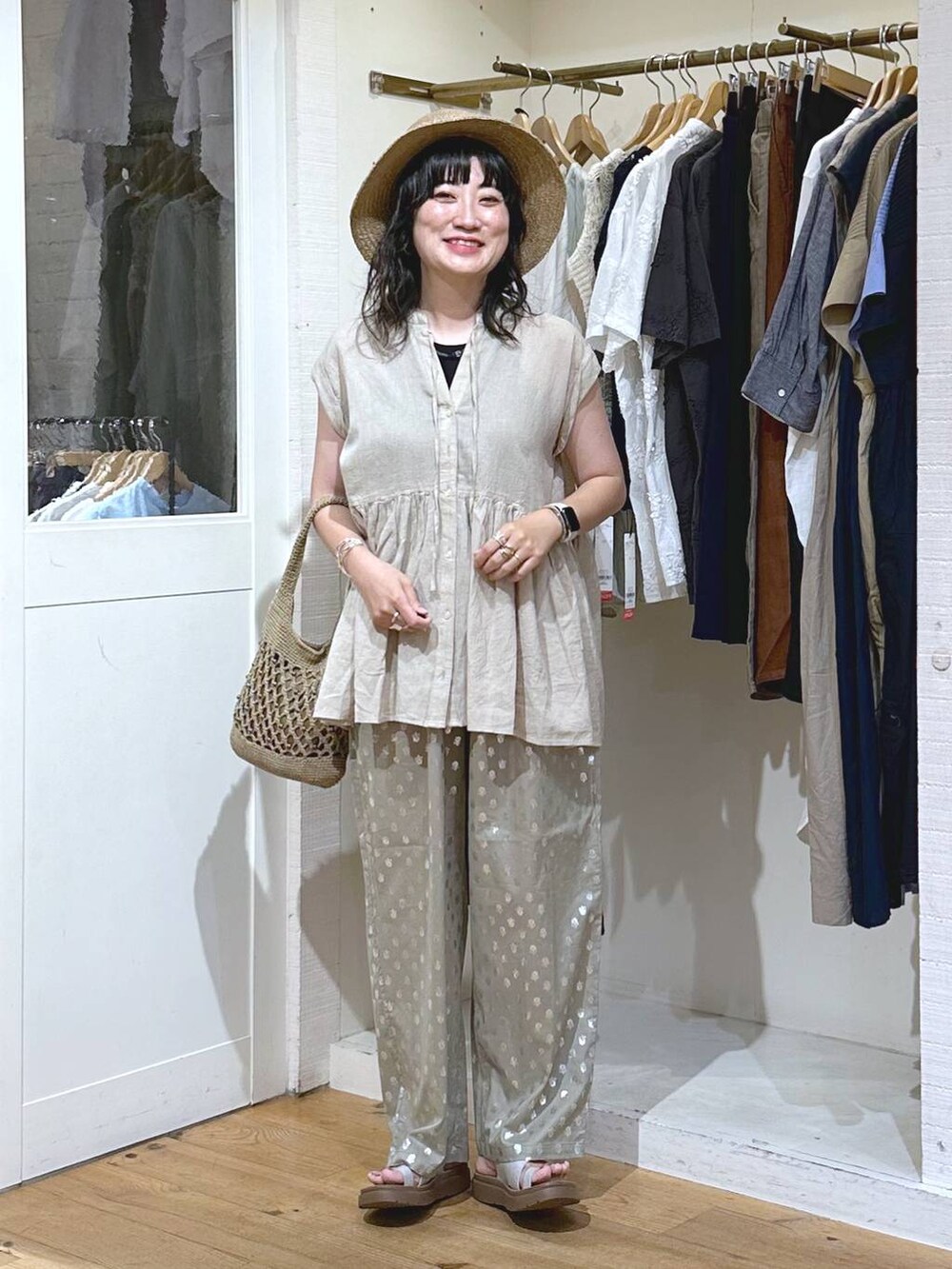 「カジュアル、ベーシック/シンプル、体型カバー、休日コーデ、ママコーデ、楽ちんコーデ、クリップスタッフ_studio CLIP、旅行、studio CLIP、着痩せ・細見え、シンプルコーデ、シャツ、リネン・透けアイテム、ワイドパンツ、ワントーン」|「LOWRYS FARMのステンレス1Pリング 180651(リング、イエロー系)」を使った、haru.さん(レディース・160cm)の夏コーディネートの2枚目の写真
