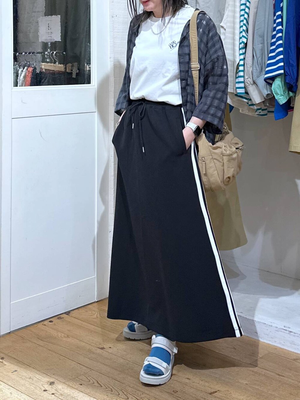 「カジュアル、ベーシック/シンプル、体型カバー、休日コーデ、ママコーデ、楽ちんコーデ、春コーデ、クリップスタッフ_studio CLIP、旅行、studio CLIP、着痩せ・細見え、シンプルコーデ、シャツ、シアートップス、Tシャツ」｜「LOWRYS FARMのステンレス１Ｐリング　180651（リング、イエロー系）」を使った、haru.さん（レディース・160cm）の春コーディネートの8枚目の写真