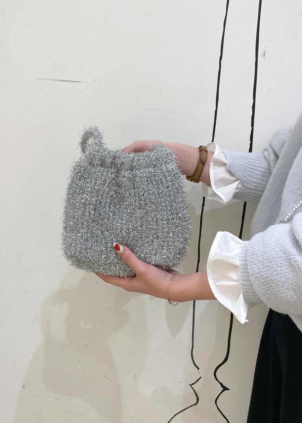 ホワイト系のシャツ/ブラウス、ブルー系のニット/セーター、ブラック系のその他パンツを着用したレディースの冬コーディネートの9枚目の写真