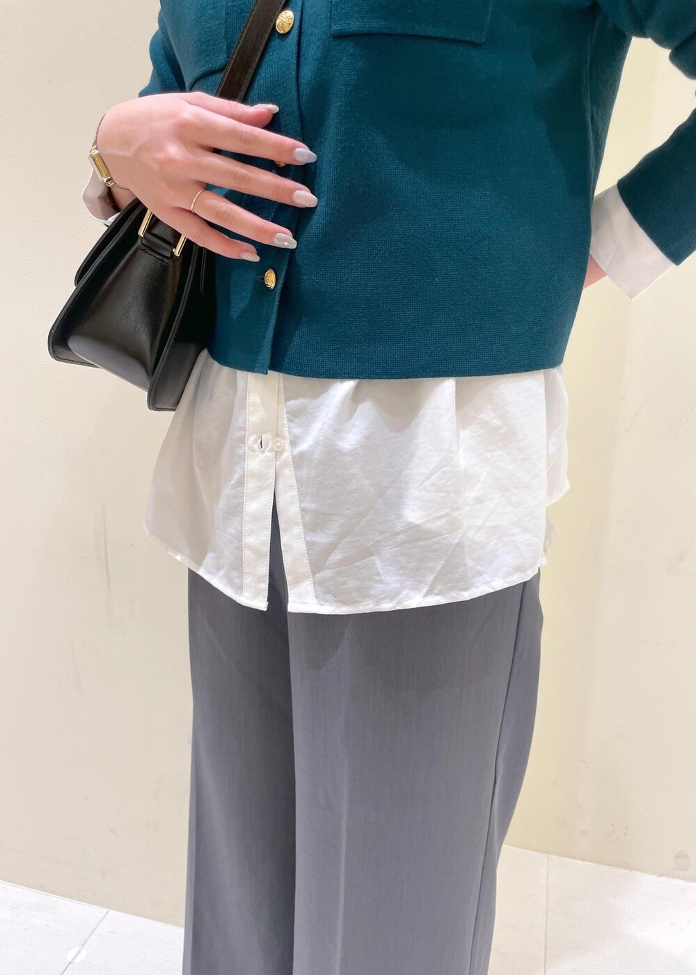 ホワイト系のシャツ/ブラウス、グリーン系のカーディガン/ボレロ、グレー系のその他パンツを着用したレディースの秋コーディネートの6枚目の写真