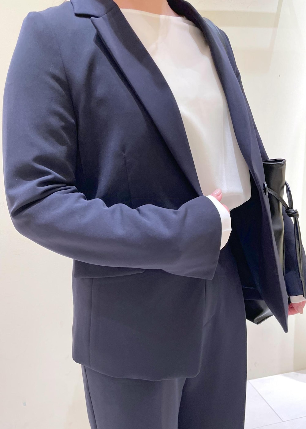 ホワイト系のTシャツ/カットソー、ブラック系のトートバッグ、ブルー系のその他パンツを着用したレディースの冬コーディネートの6枚目の写真