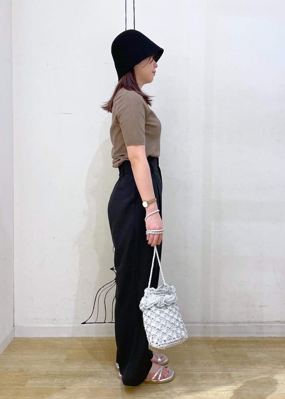 シルバー系のサンダル、グレー系のその他パンツ、シルバー系のショルダーバッグを着用したレディースの夏コーディネートの2枚目の写真