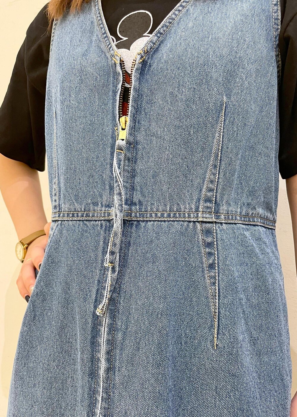 ホワイト系のスニーカー、ブラック系のハンドバッグ、ブルー系のジャンパースカートを着用したレディースの夏コーディネートの9枚目の写真