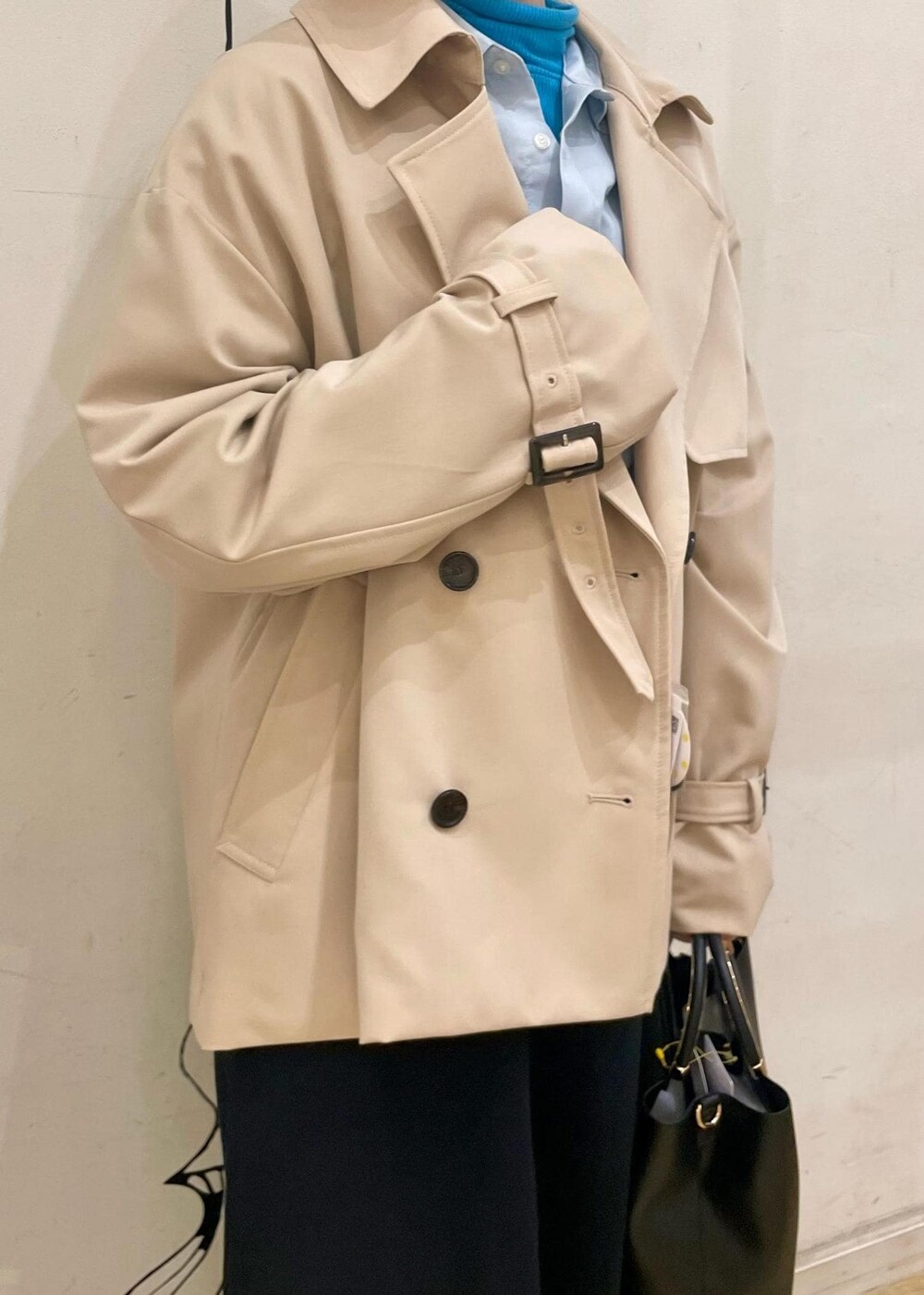 ブルー系のTシャツ/カットソー、ブラック系のローファー、ブルー系のシャツ/ブラウスを着用したレディースの冬コーディネートの5枚目の写真