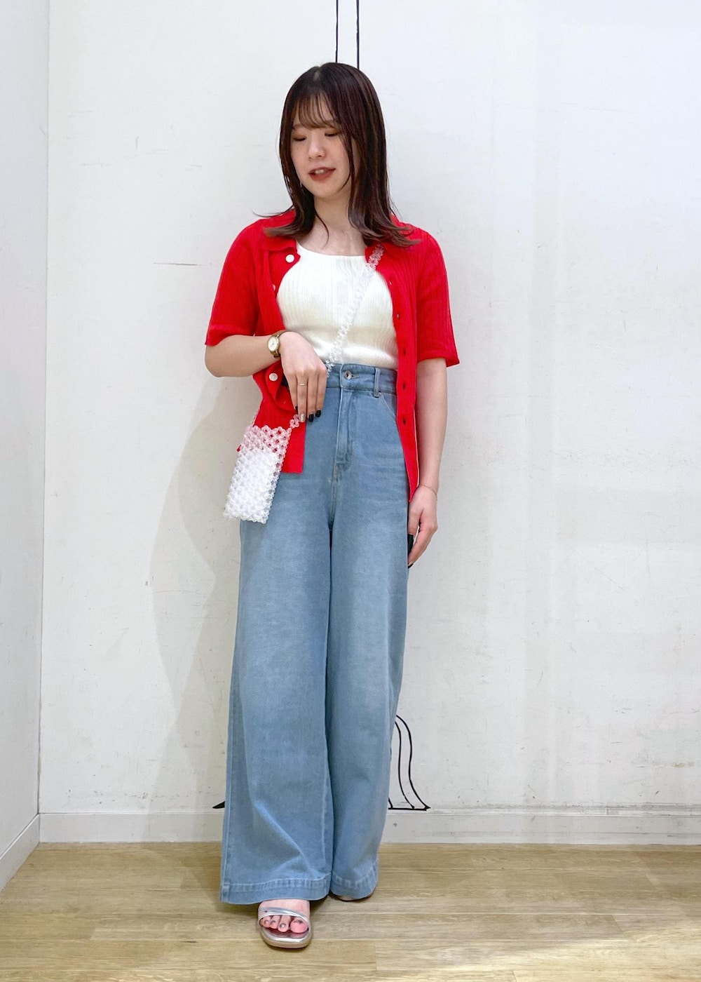 ホワイト系のタンクトップ、シルバー系のサンダル、レッド系のニット/セーターを着用したレディースの夏コーディネートの9枚目の写真