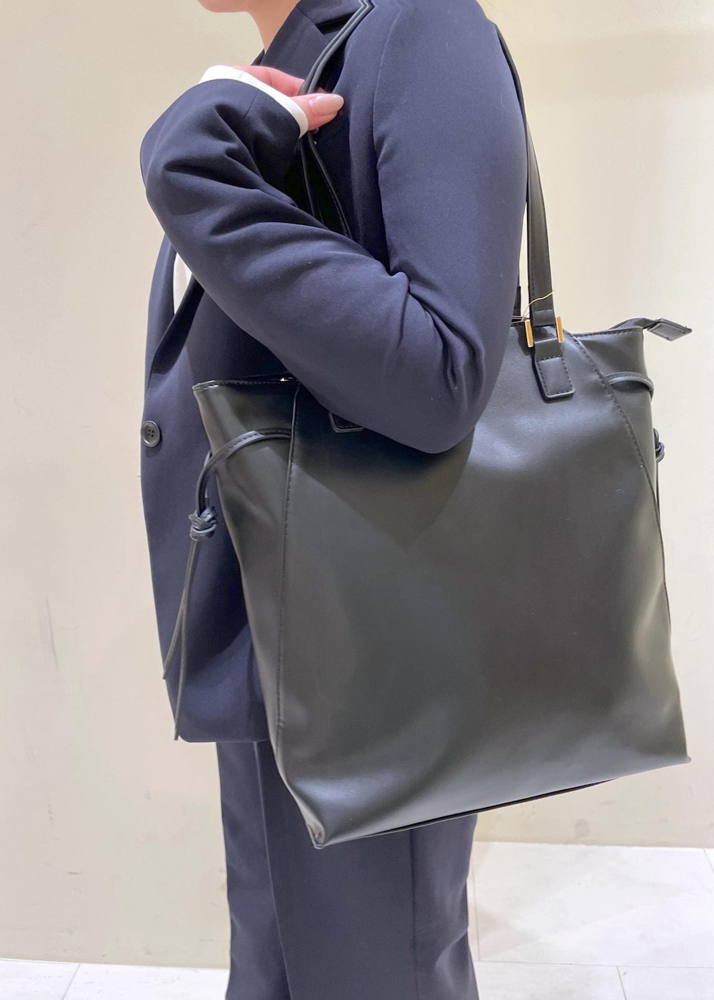 ホワイト系のTシャツ/カットソー、ブラック系のトートバッグ、ブルー系のその他パンツを着用したレディースの冬コーディネートの8枚目の写真