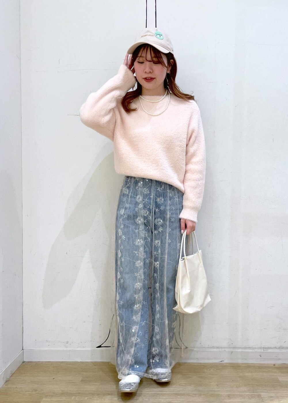 ホワイト系のスカート、シルバー系のバレエシューズ、ブルー系のデニムパンツを着用したレディースの冬コーディネートの10枚目の写真