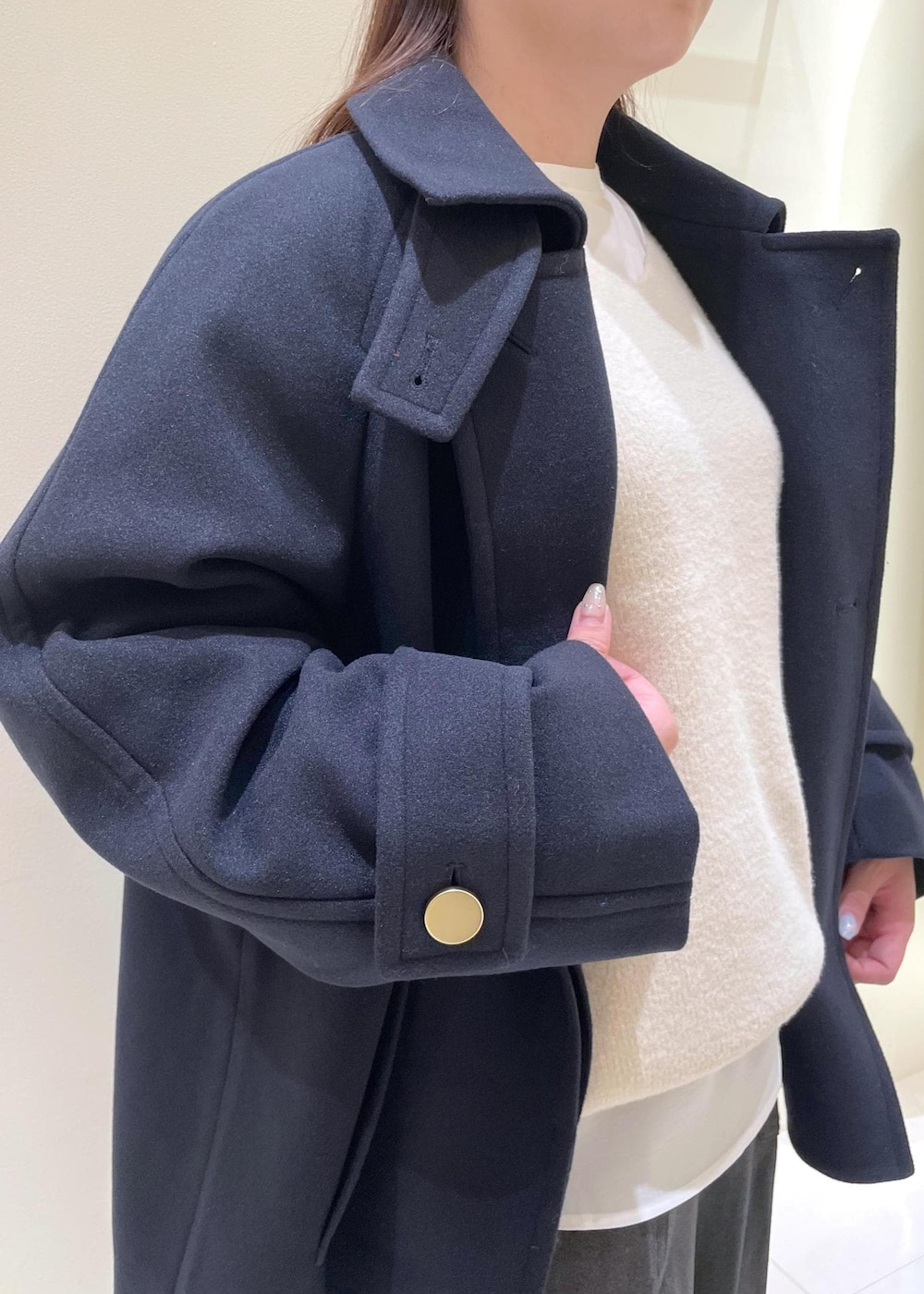 ブルー系のその他アウター、ホワイト系のTシャツ/カットソー、ホワイト系のニット/セーターを着用したレディースの秋コーディネートの10枚目の写真